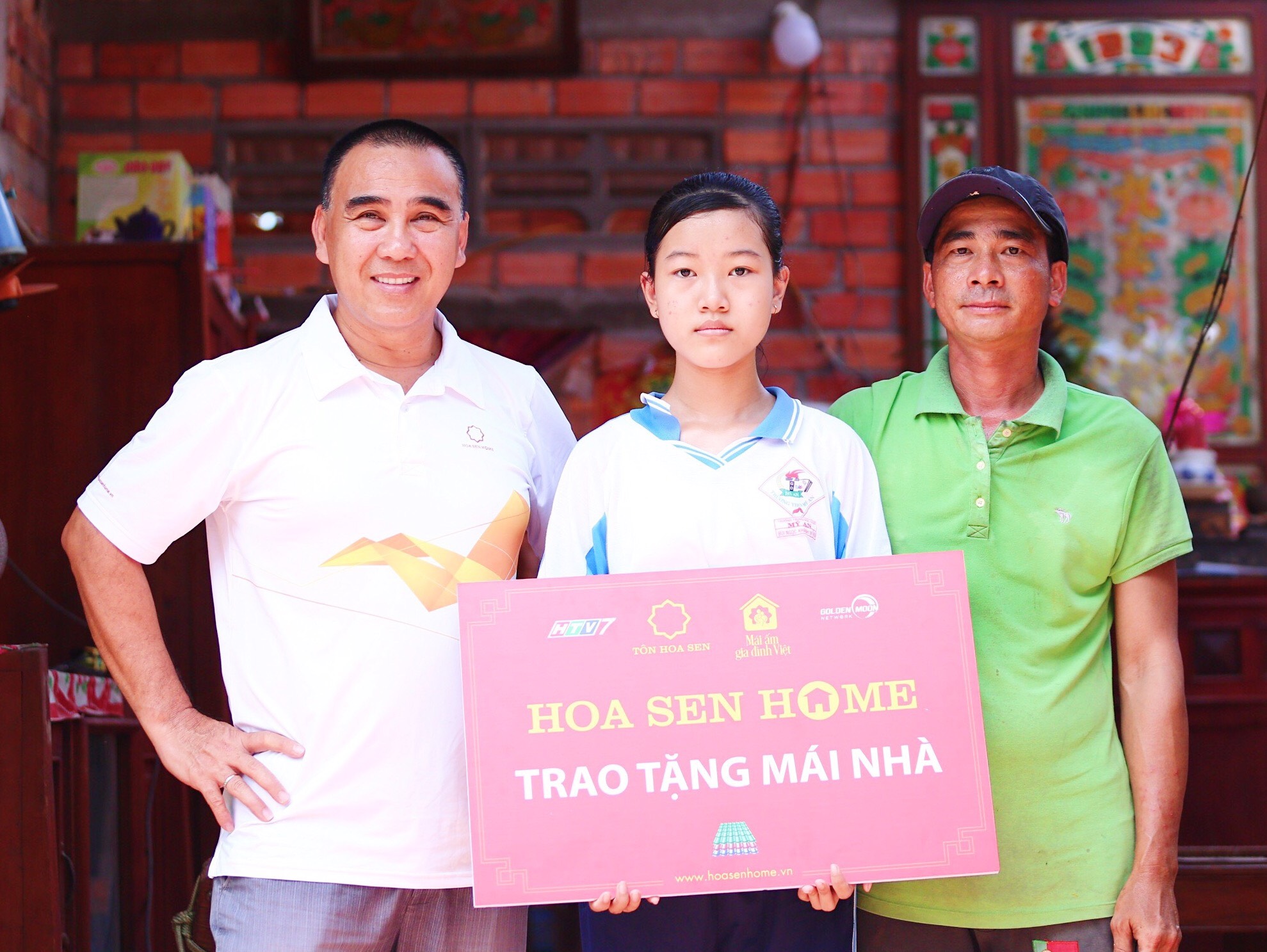 Tap doan Hoa Sen cung MC Quyen Linh tang mai nha cho gia dinh em Bui Ngoc Khanh Vy 1