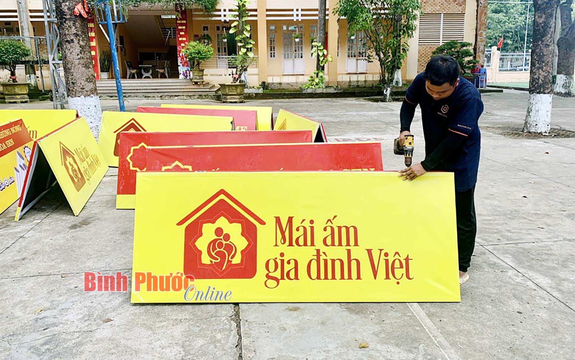 Công tác chuẩn bị cho chương trình Mái ấm gia đình Việt tại Trường THPT Nguyễn Du, thành phố Đồng Xoài 2