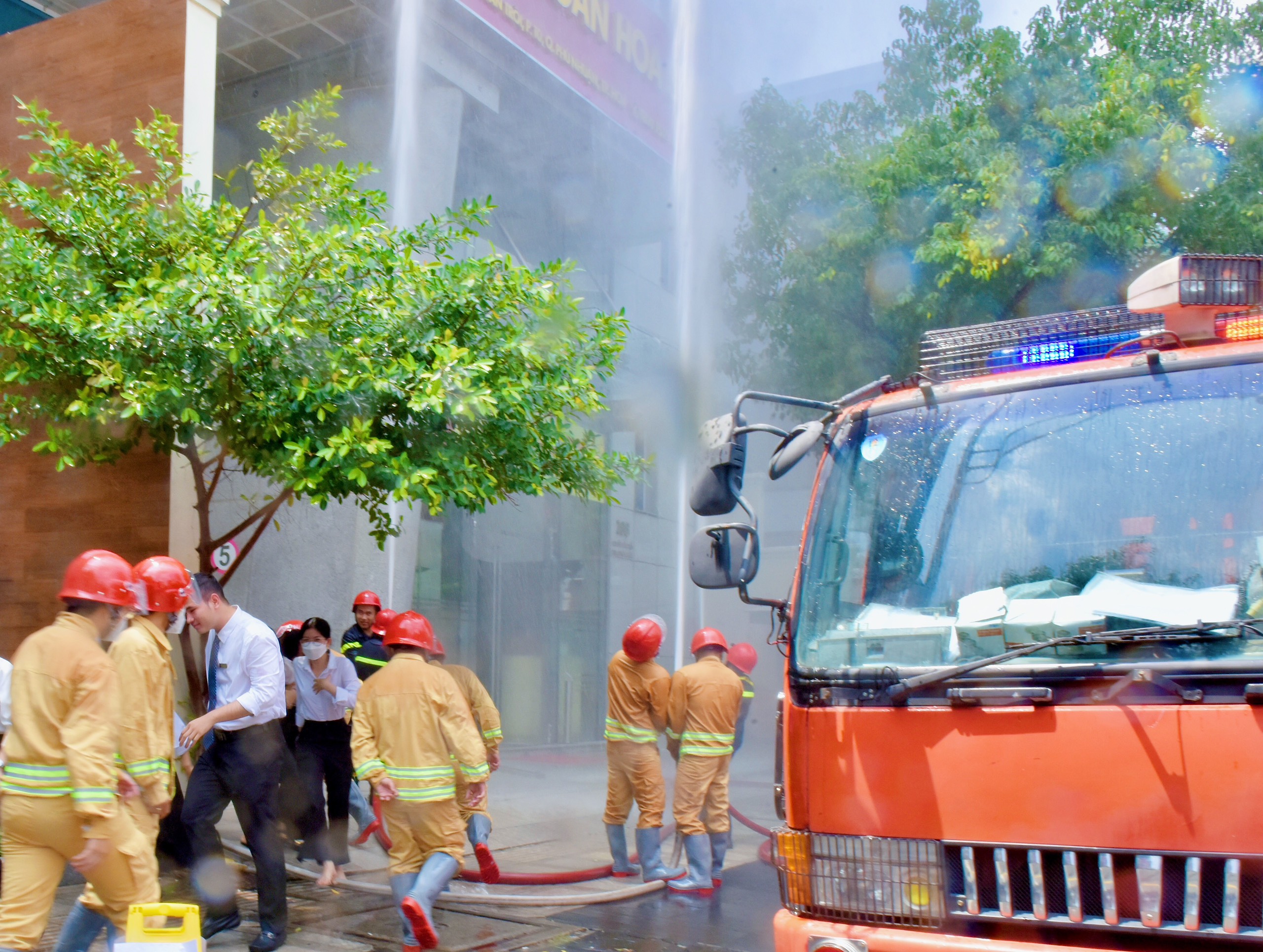 Văn phòng đại diện Tập đoàn Hoa Sen tổ chức thực tập phương án chữa cháy và cứu nạn cứu hộ 8