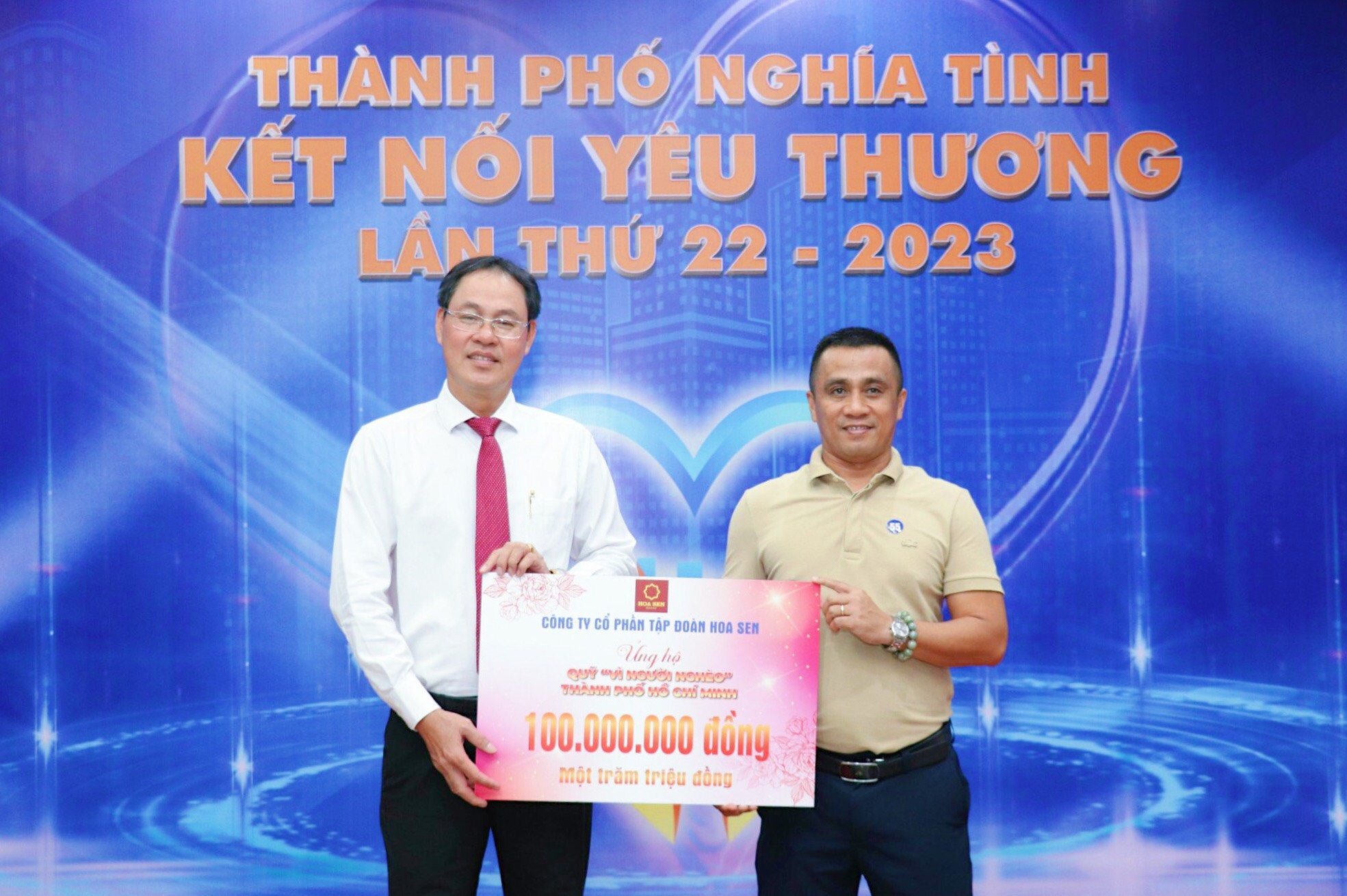 Ông Trần Đình Tài - Giám đốc điều hành Marketing - Truyền thông, đại diện Tập đoàn Hoa Sen trao ủng hộ 100 triệu đồng cho Quỹ “Vì người nghèo” TP. Hồ Chí Minh