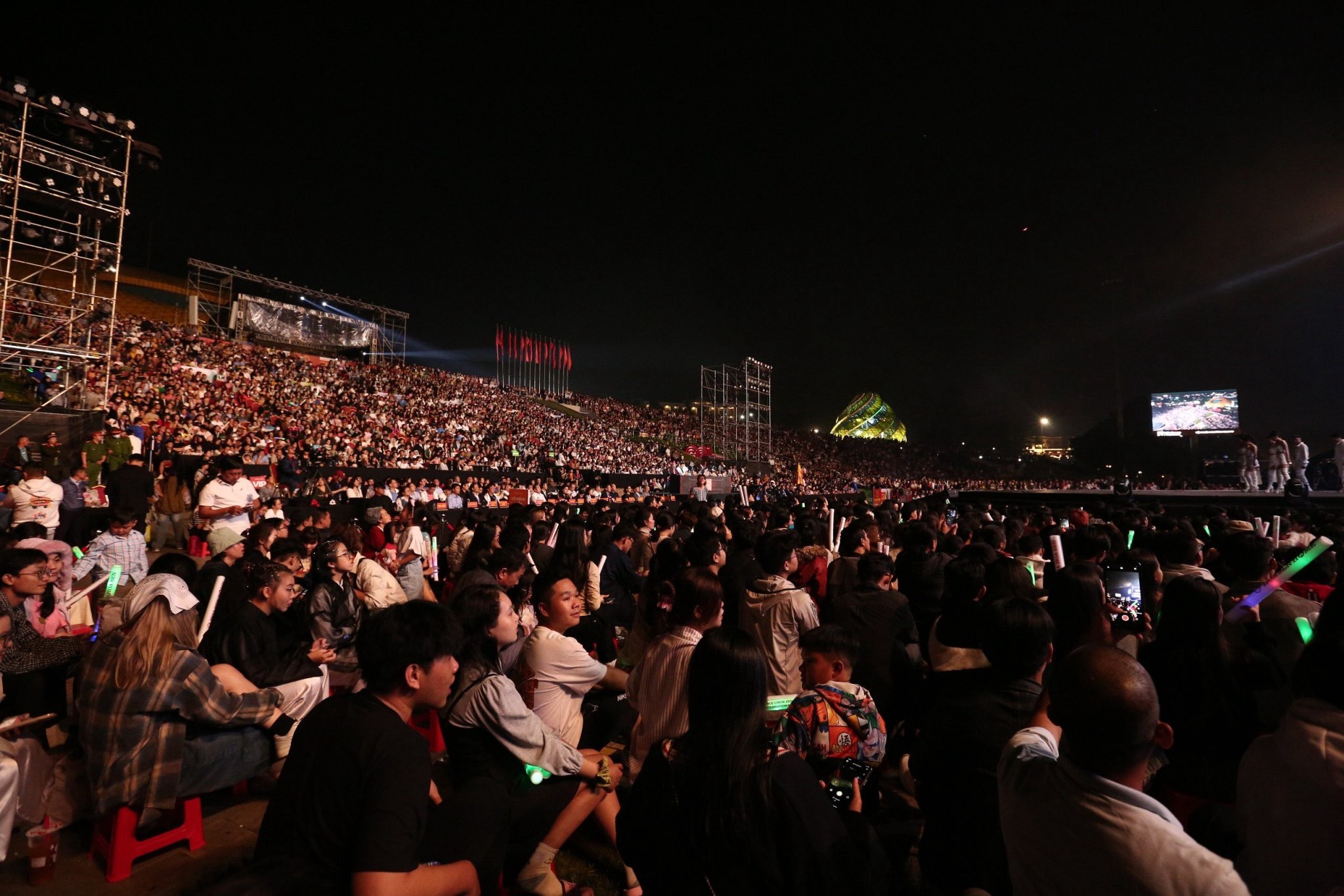 Hàng vạn khán giả có mặt tại quảng trường Lâm Viên - Đà Lạt theo dõi trực tiếp đêm chung kết cuộc thi