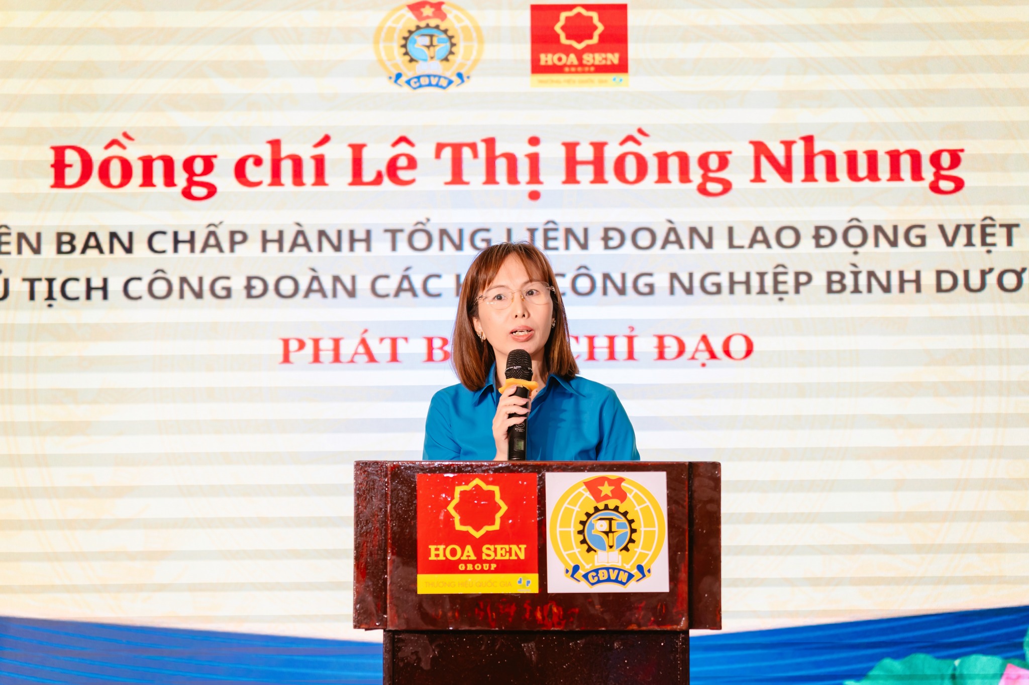 Đồng chí Lê Thị Hồng Nhung - Ủy viên Ban Chấp hành Tổng Liên đoàn Lao động Việt Nam, Chủ tịch Công đoàn CKCN Bình Dương phát biểu chúc mừng và chỉ đạo tại chương trình