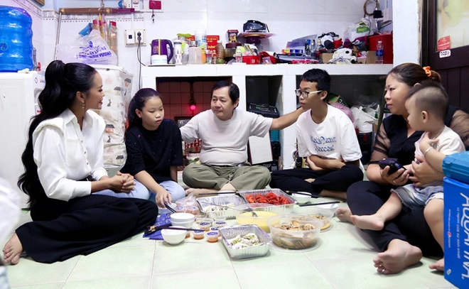Hoa hậu Ngọc Châu đưa anh em Kỳ Hào và Gia Hân đi mua quần áo mới, mời cả nhà một bữa ăn ngon cho gia đình nhân vật