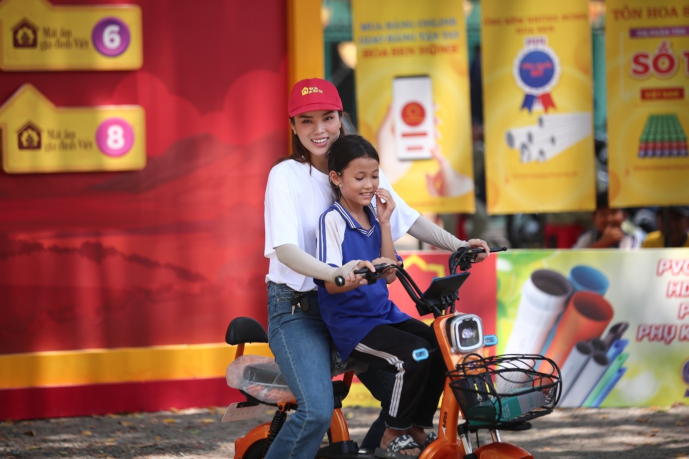 Hoa hậu Nguyễn Cao Kỳ Duyên tặng xe đạp cho bé Nhật Thảo sớm chịu cảnh mồ côi mẹ