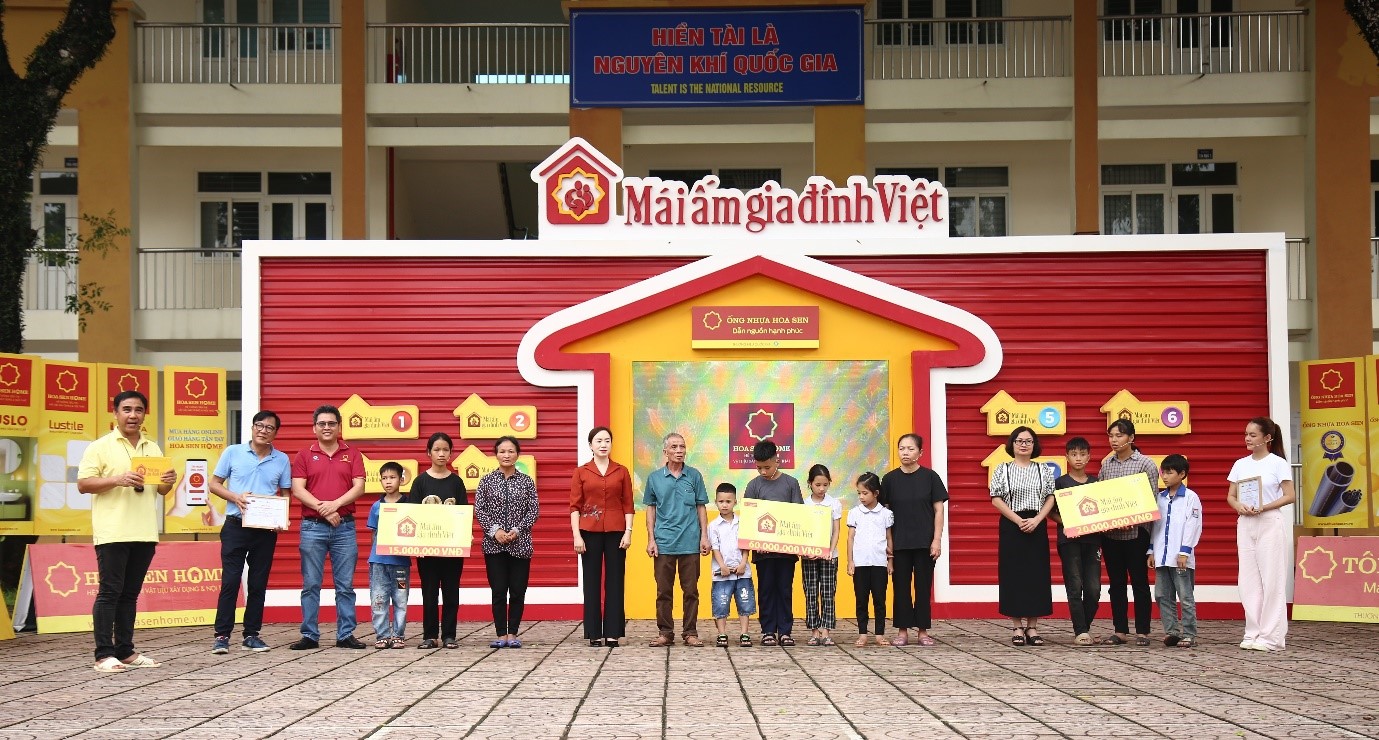 Các nhân vật nhận được những món quà ý nghĩa từ chương trình Mái ấm gia đình Việt