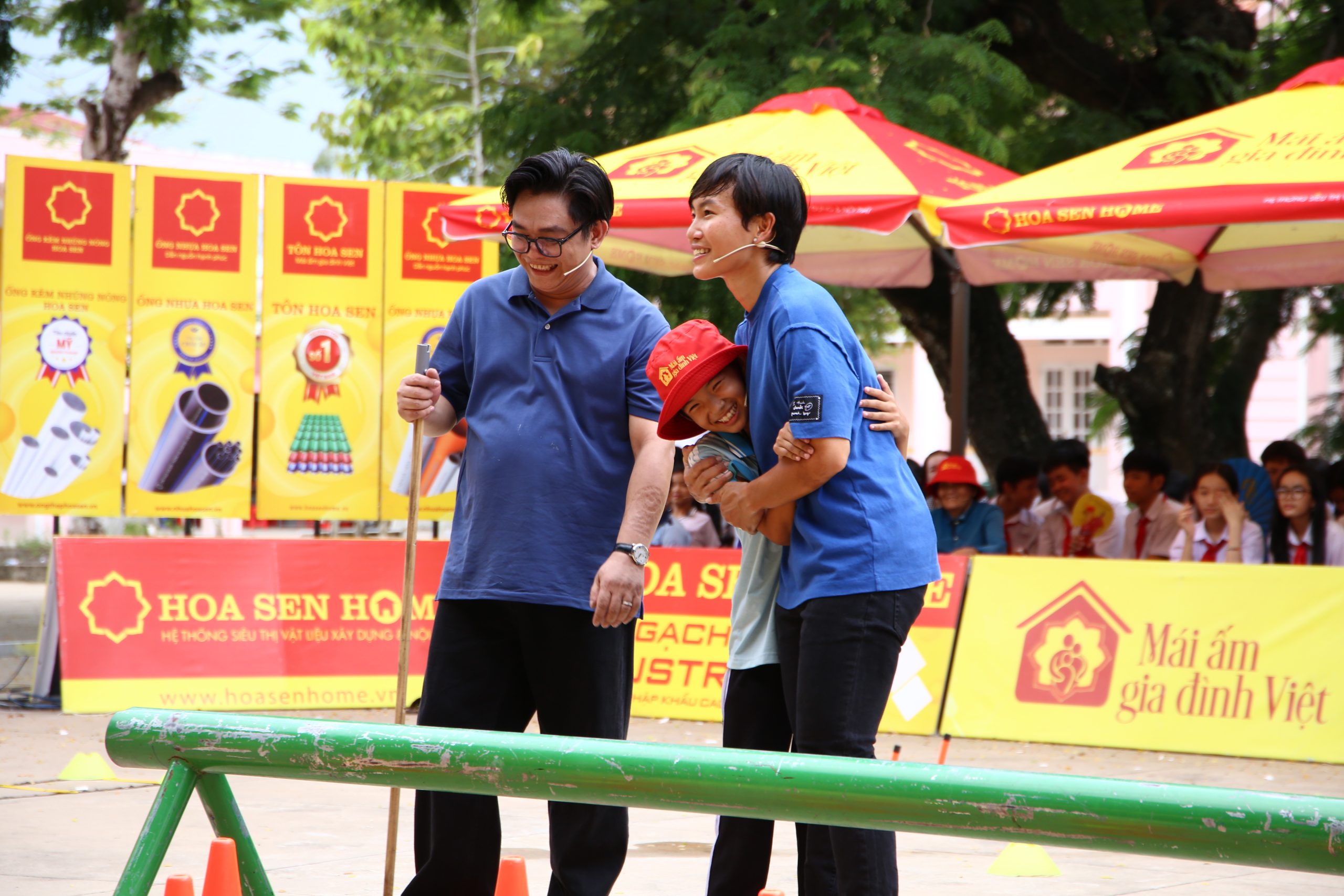 Khoảnh khắc vô cùng đáng yêu, em nhỏ ôm chầm lấy VĐV Nguyễn Thị Thật sau khi hoàn thành thử thách.