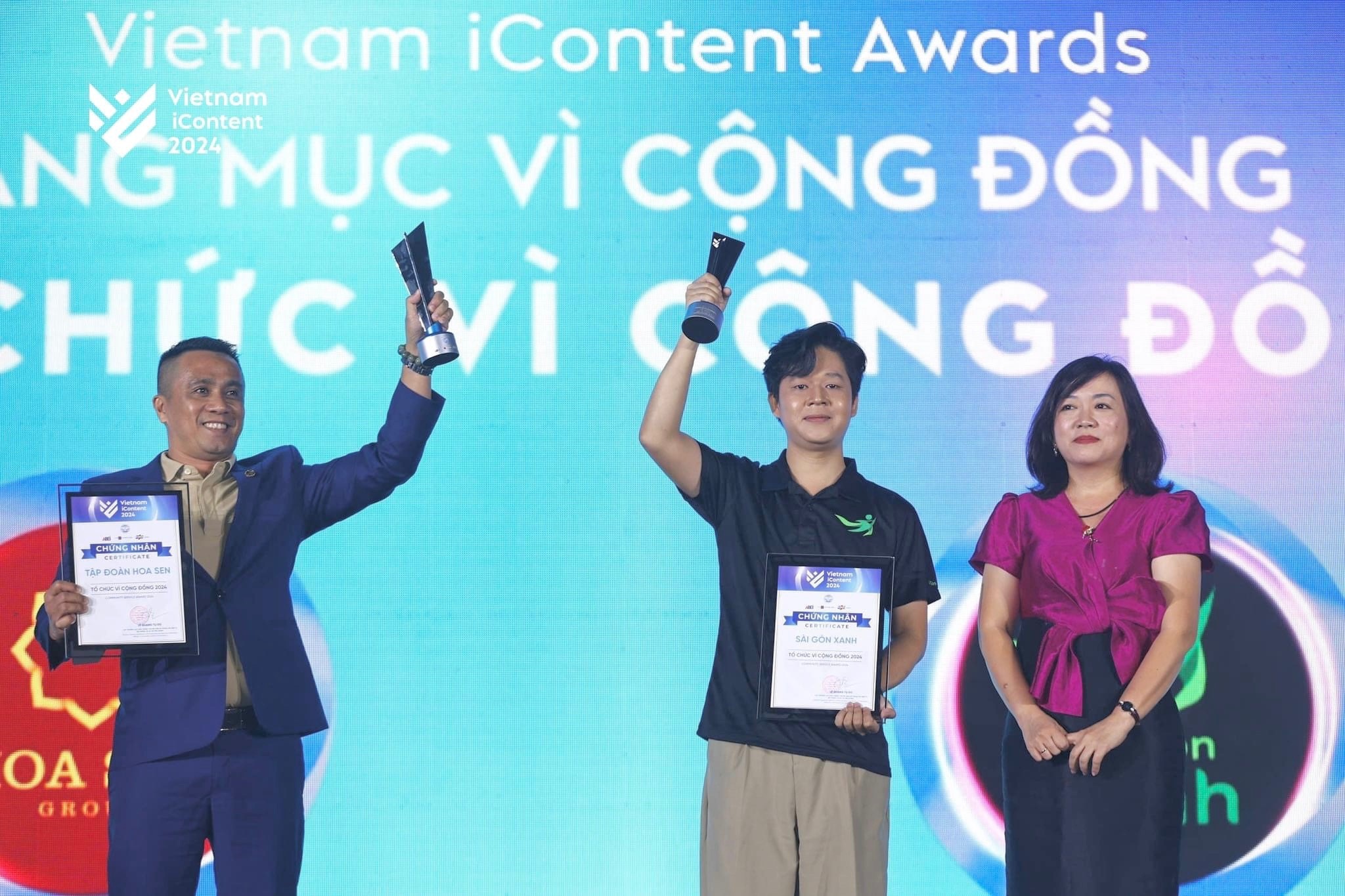 Tập đoàn Hoa Sen (bên trái) được vinh danh là Tổ chức Vì cộng đồng tại Vietnam iContent 2024.¬¬¬