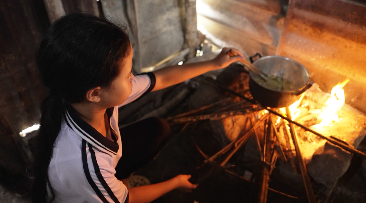 Tuy còn nhỏ nhưng Duyên đã biết tự chăm lo cho mình khi không còn cha mẹ bên cạnh.