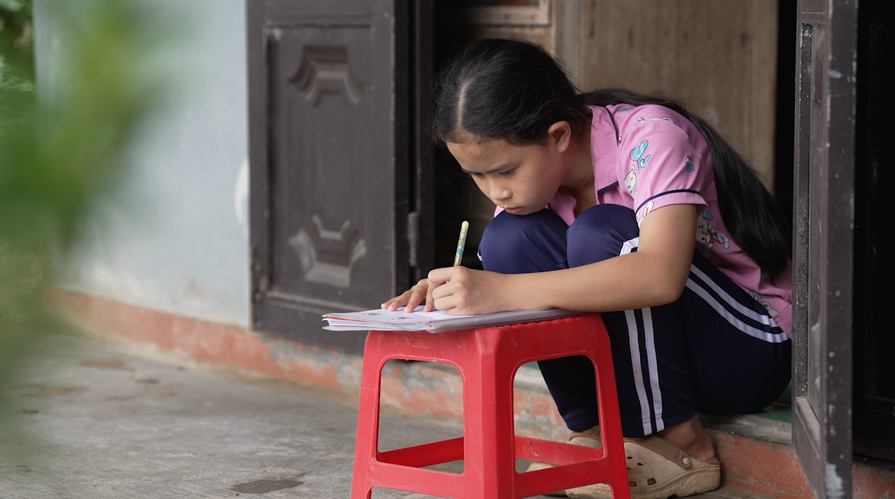 Cô bé 12 tuổi sống lẻ loi trong căn nhà thiếu vắng tình thương của cha mẹ.