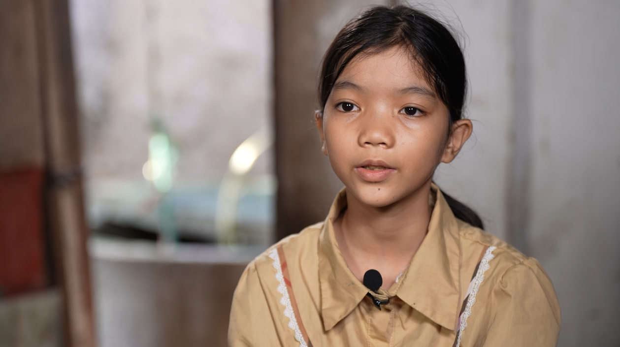 Em Nguyễn Thị Nhi đượm buồn khi nhắc đến những khó khăn, thiếu thốn của gia đình mình.