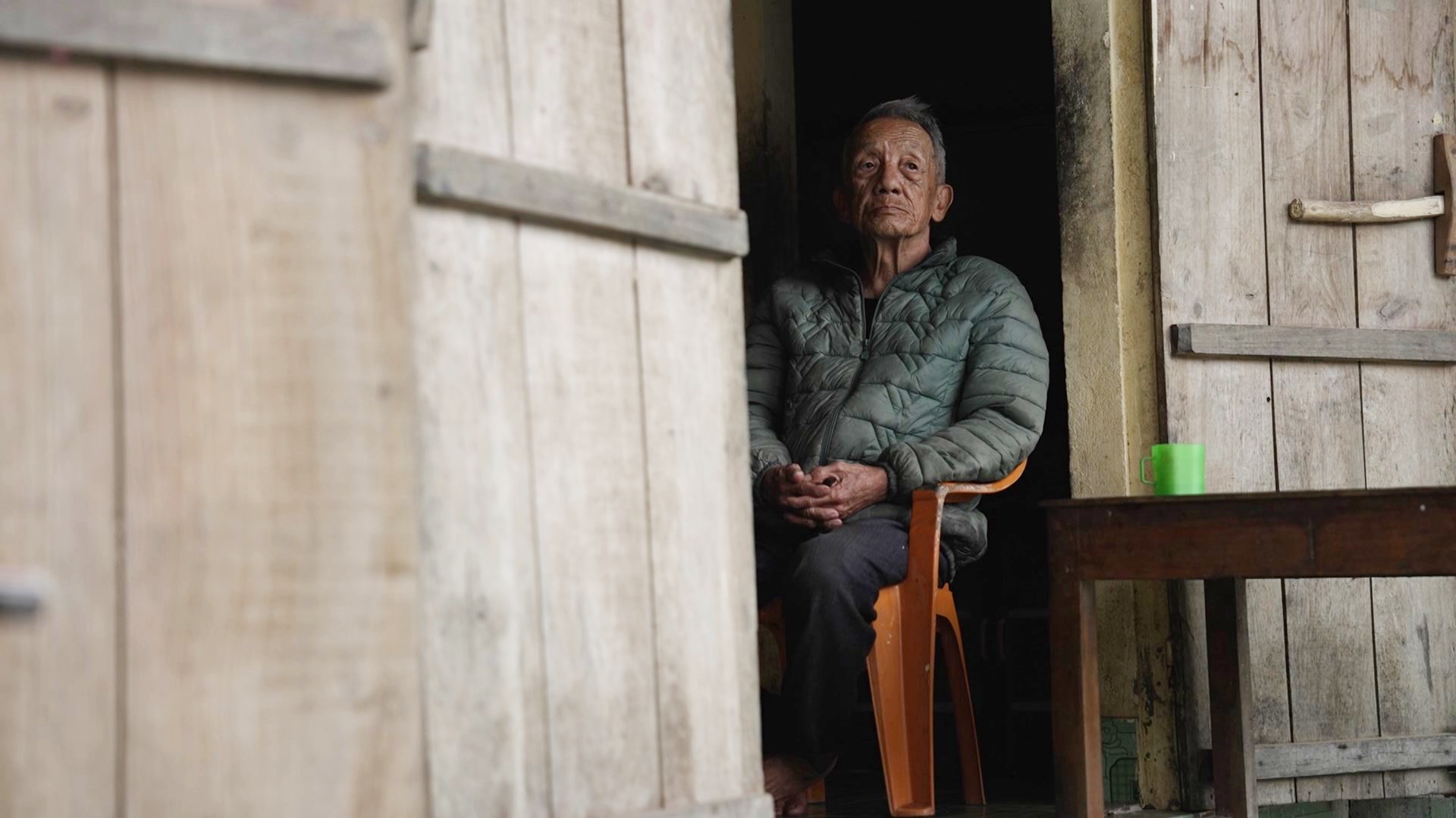 Ông Nguyễn Cộng, 78 tuổi, là chỗ dựa của hai cháu mồ côi