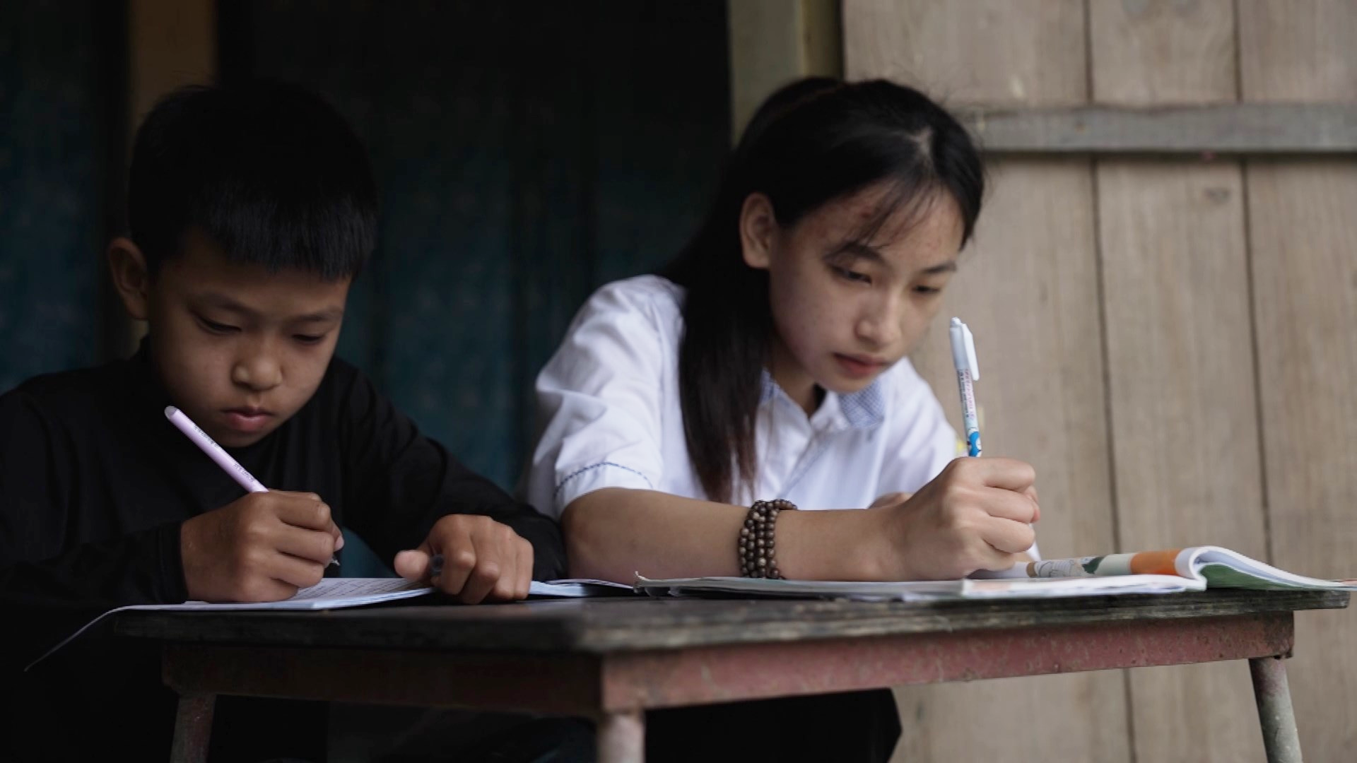 Dù có hoàn cảnh khó khăn, thiếu thốn nhưng Thanh Nhàn và Thành Đạt vẫn luôn cố gắng học tập