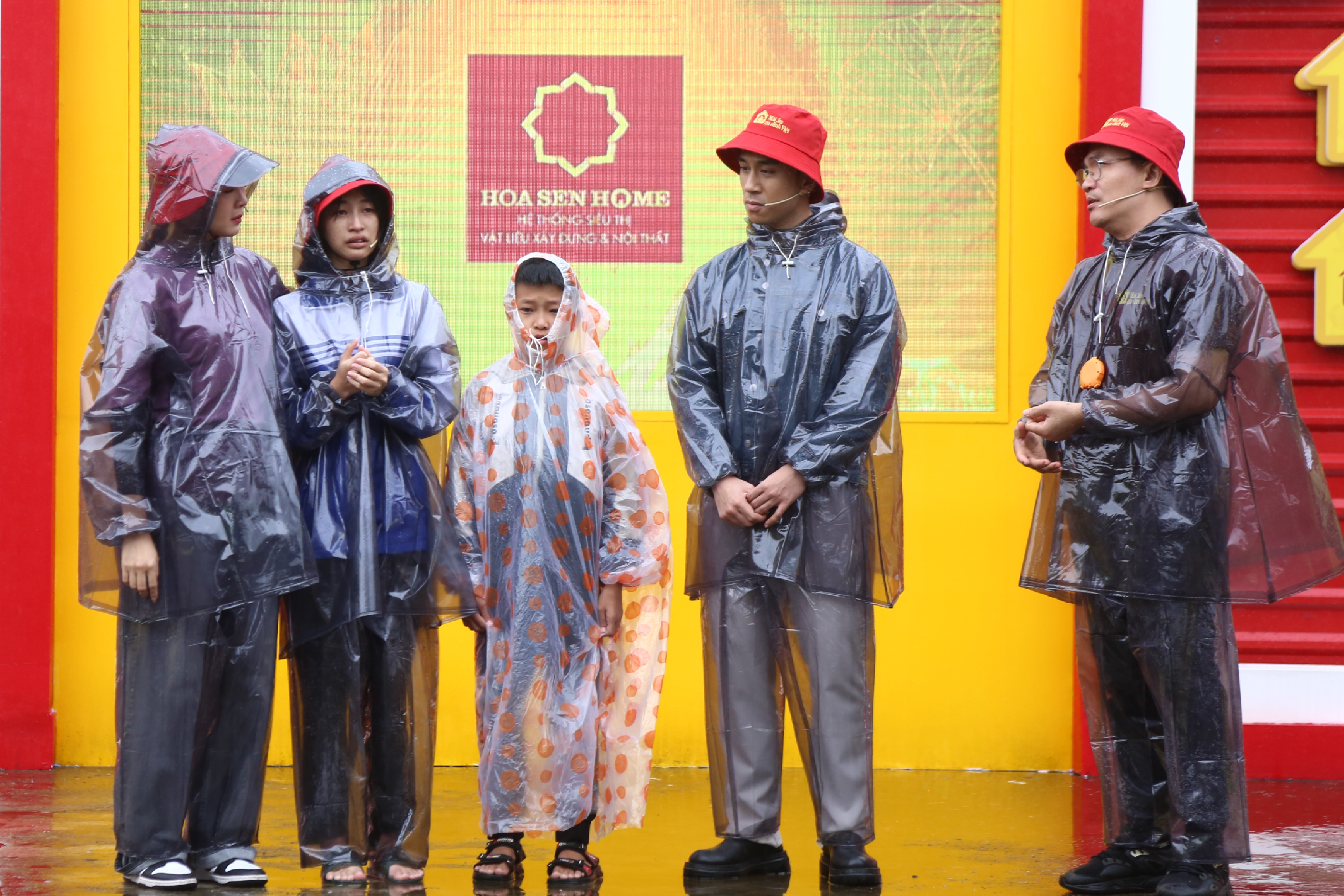 Các nghệ sĩ xúc động khi thấy bé Thanh Nhàn mới 16 tuổi đã phải gồng gánh gia đình sau khi cha mẹ lần lượt qua đời