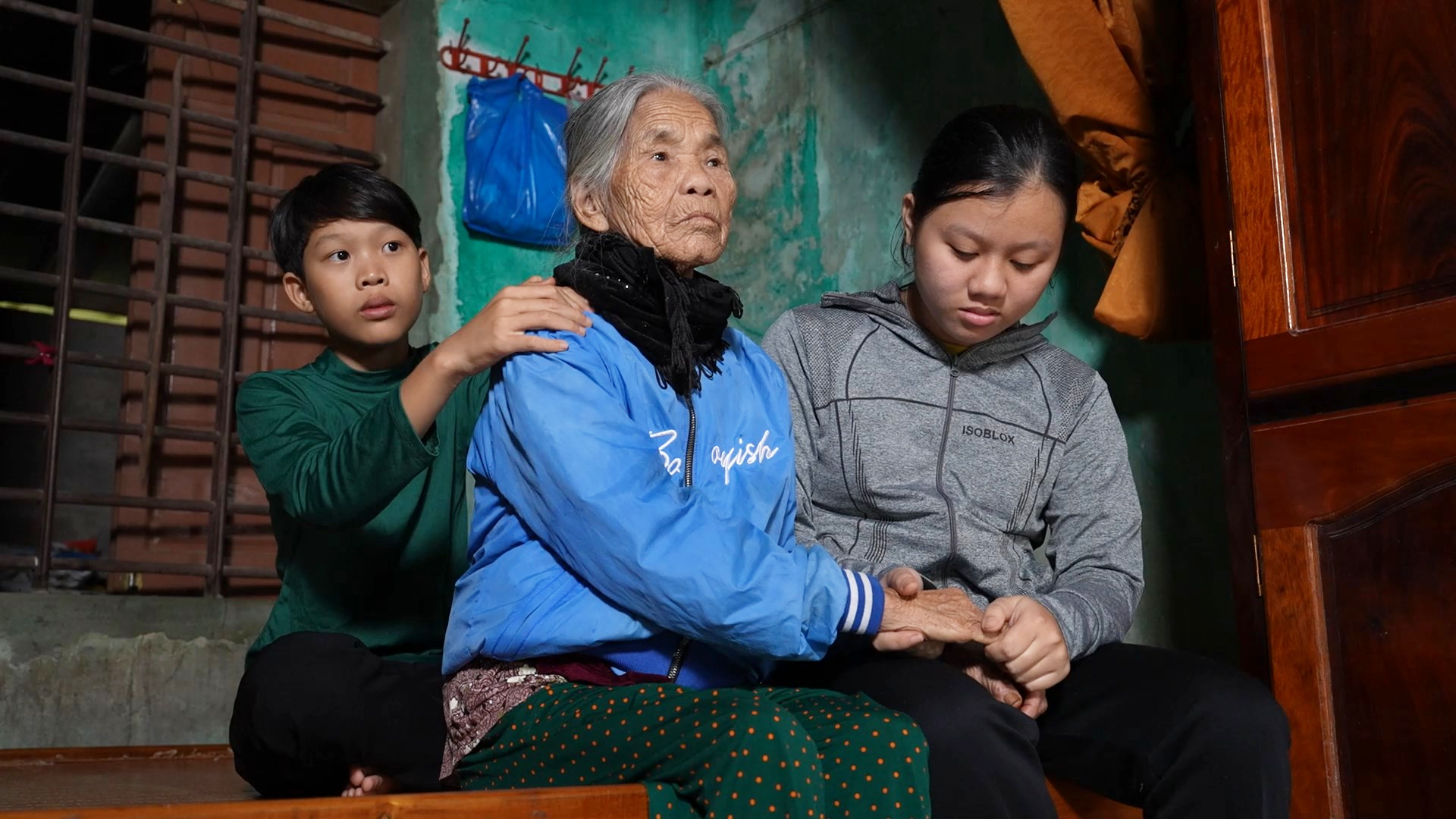 Chị em Xuân Tài chăm sóc bà nội lớn tuổi