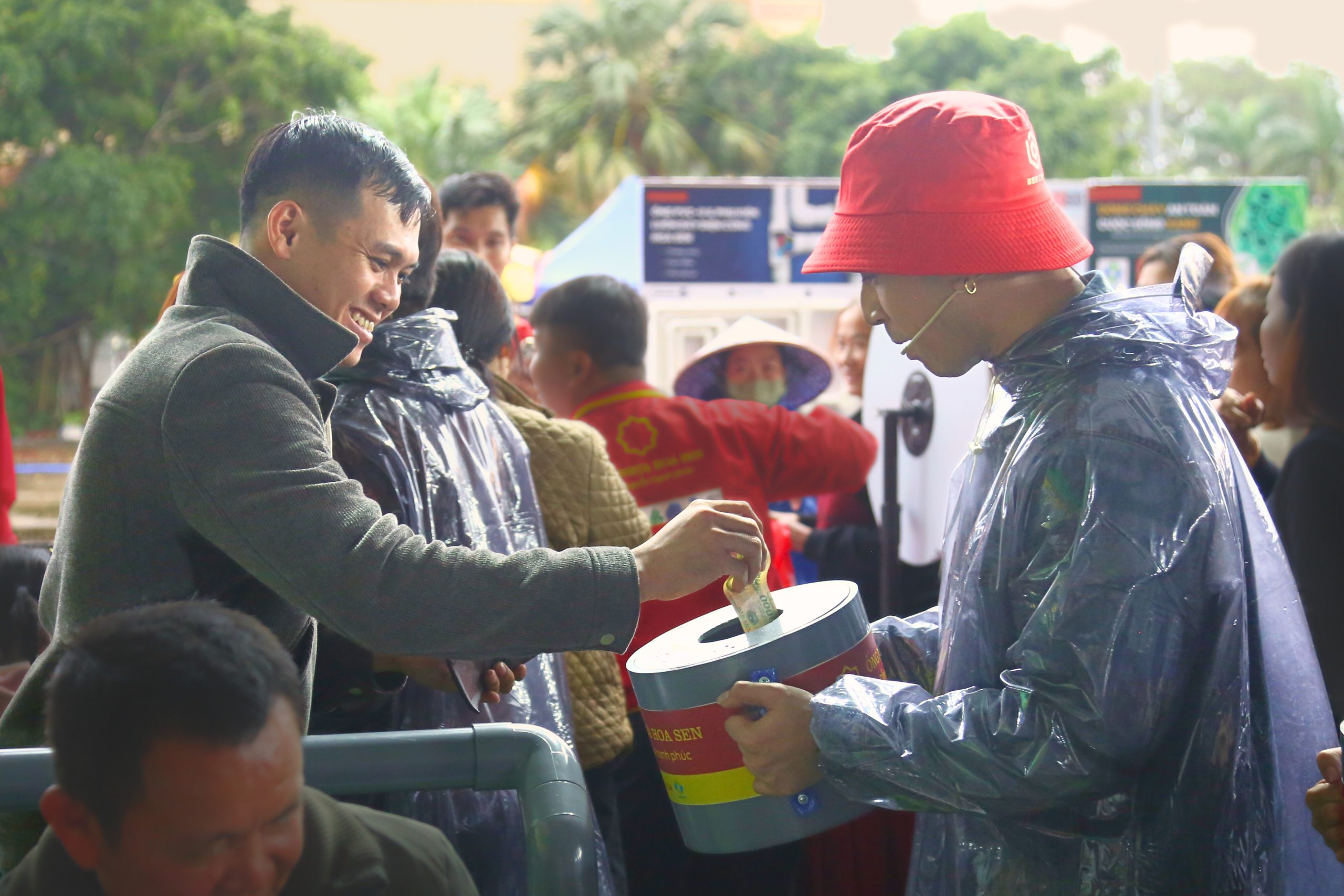 Nhiều khán giả đến theo dõi chương trình tham gia quyên góp ủng hộ các gia đình khó khăn.