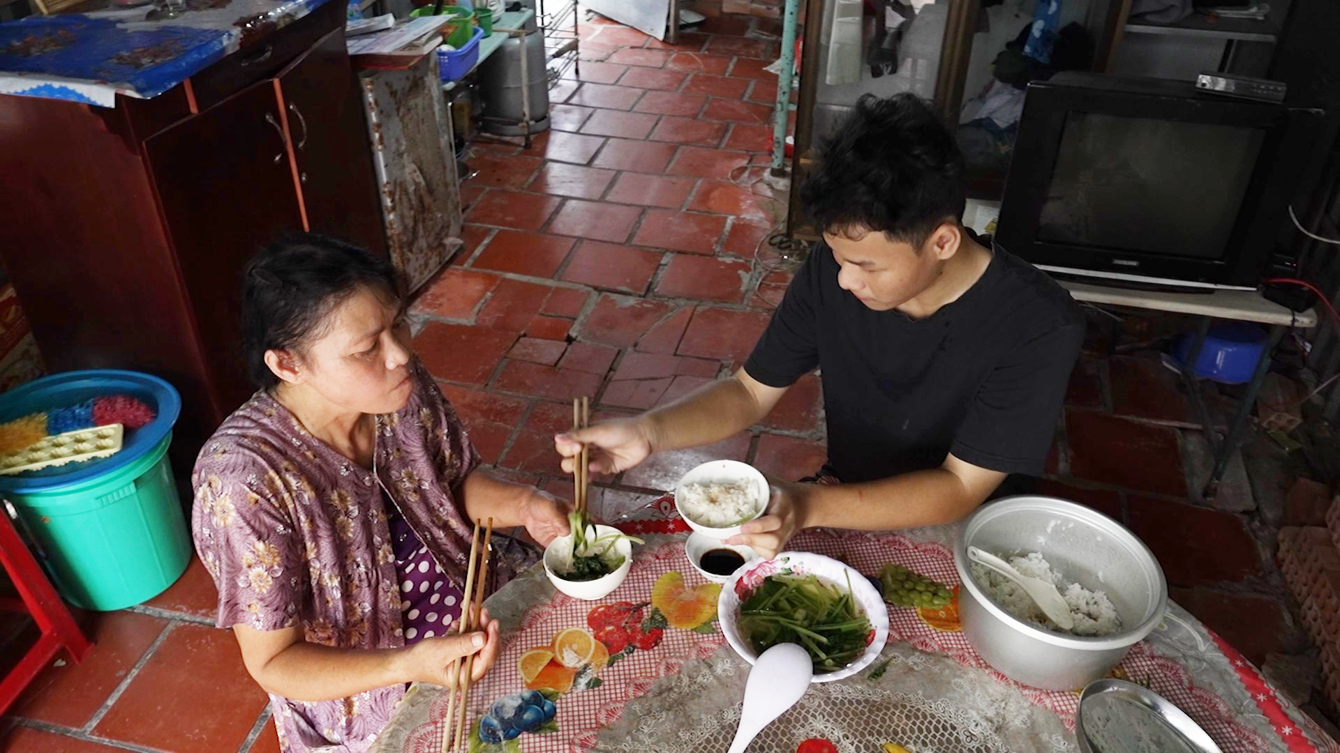 Trong căn nhà xiêu vẹo, không có gì quý giá hơn tình cảm hai mẹ con chị Huệ