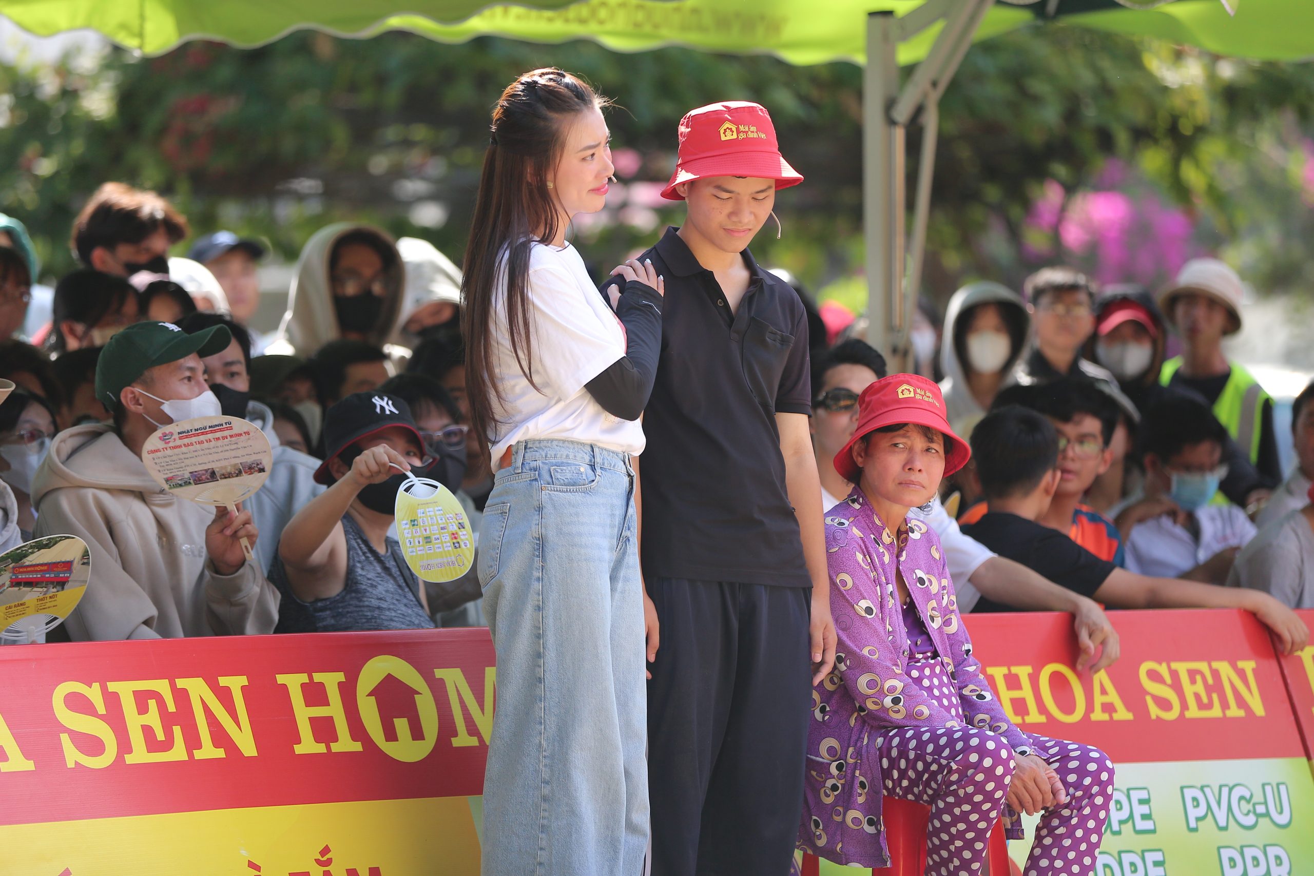 Á hậu Kim Duyên dành sự quan tâm, động viên Bình khi theo dõi thước phim về hoàn cảnh của em 