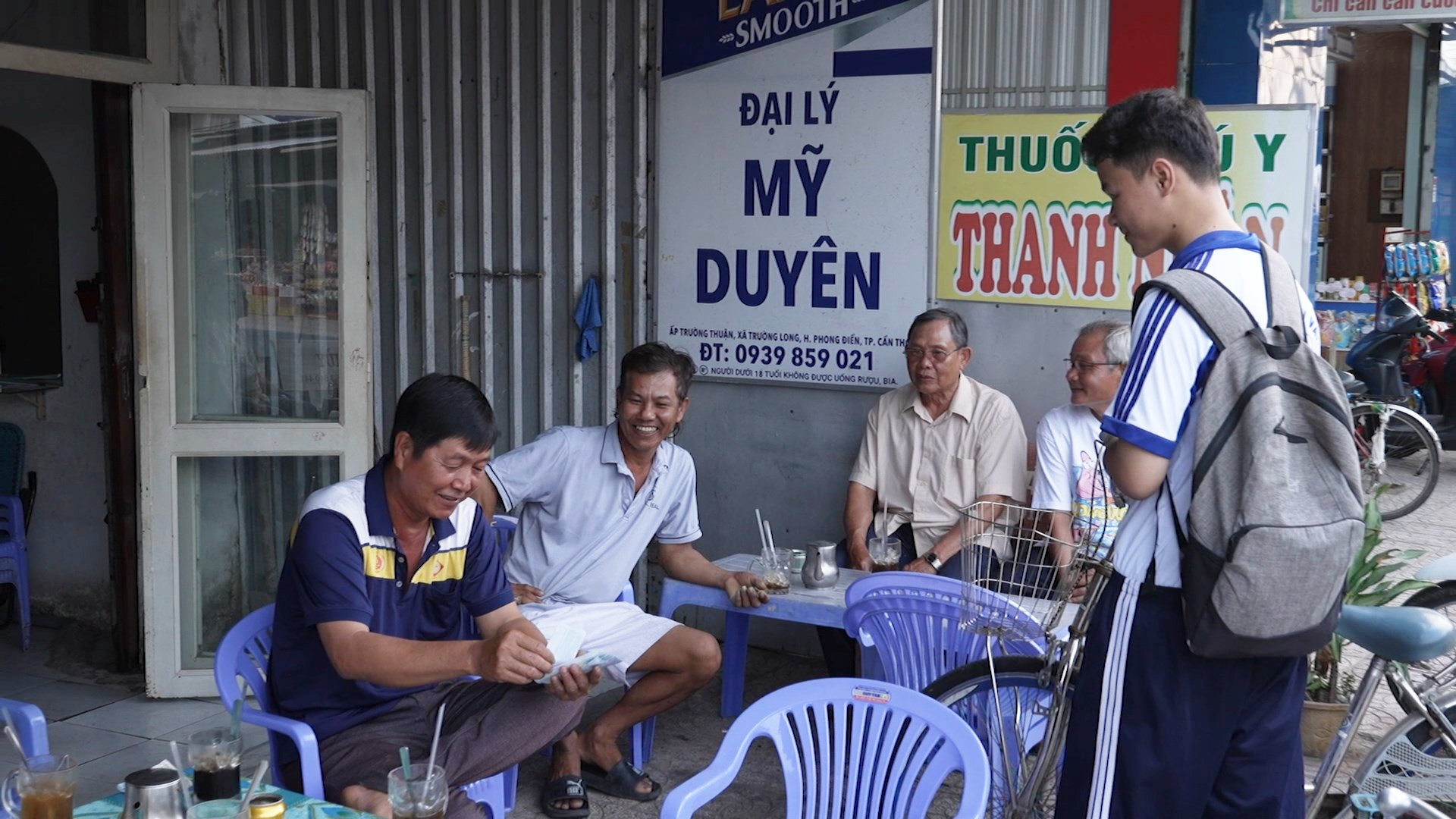 Khoác lên mình bộ đồng phục, Thanh Bình vẫn không ngại đi bán từng tờ vé số phụ mẹ mưu sinh 