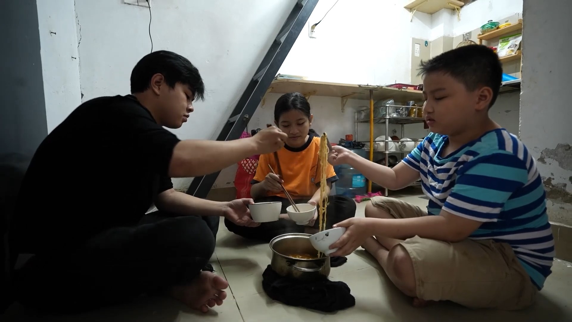 Sau biến cố mất cả cha và mẹ, người anh thứ ba trở thành trụ cột, nuôi dạy 2 em. 