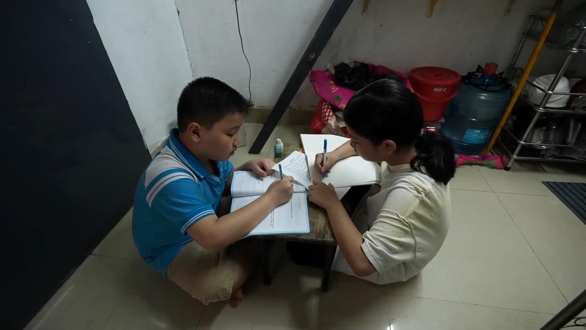 Hai em Bảo Châu và Ngọc Long thương anh trai vất vả, nên rất ngoan và hiểu chuyện