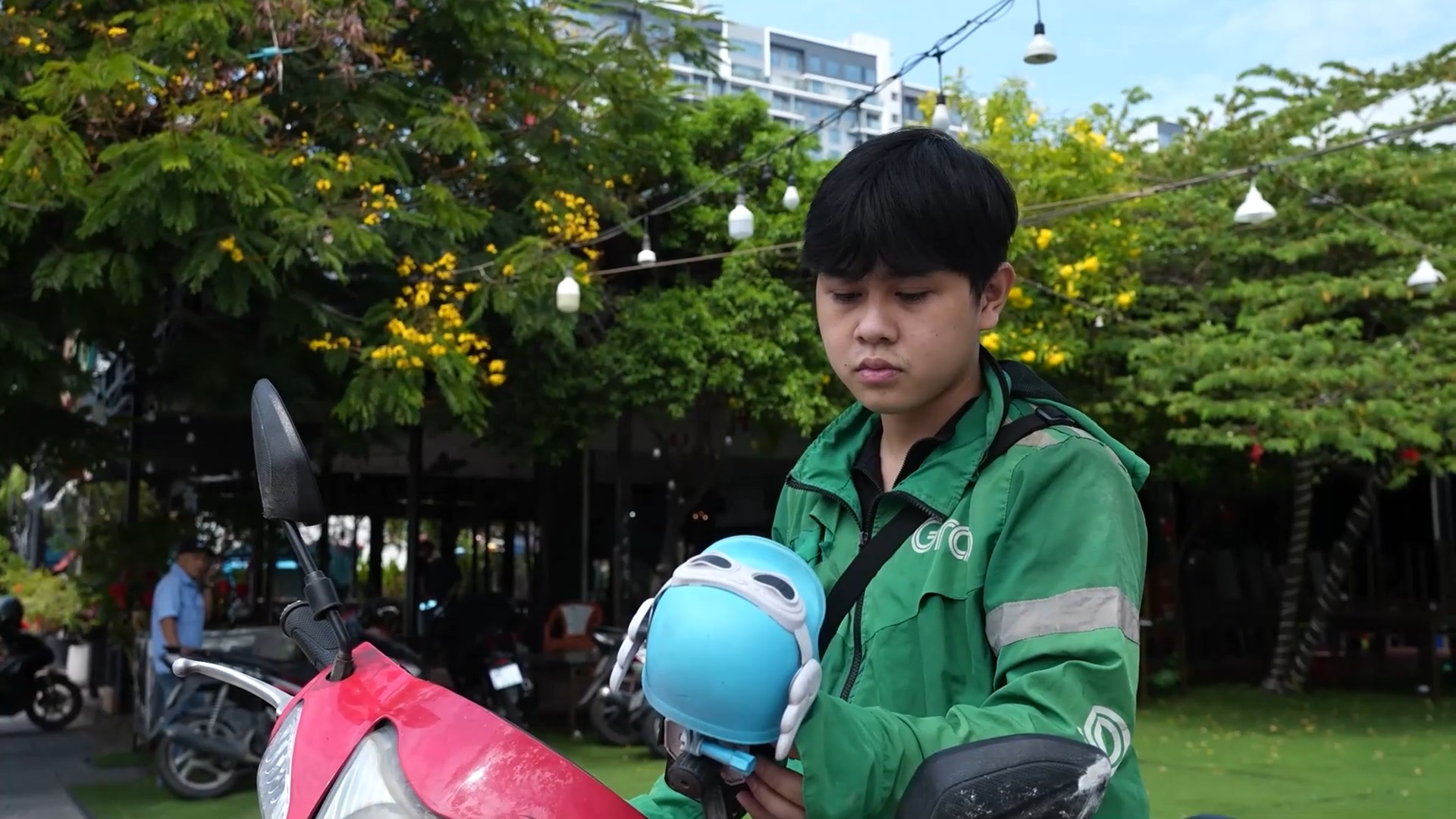 Mỗi ngày, Bảo đều cố gắng làm nhiều nhất có thể, để các em có thêm được bữa cơm no