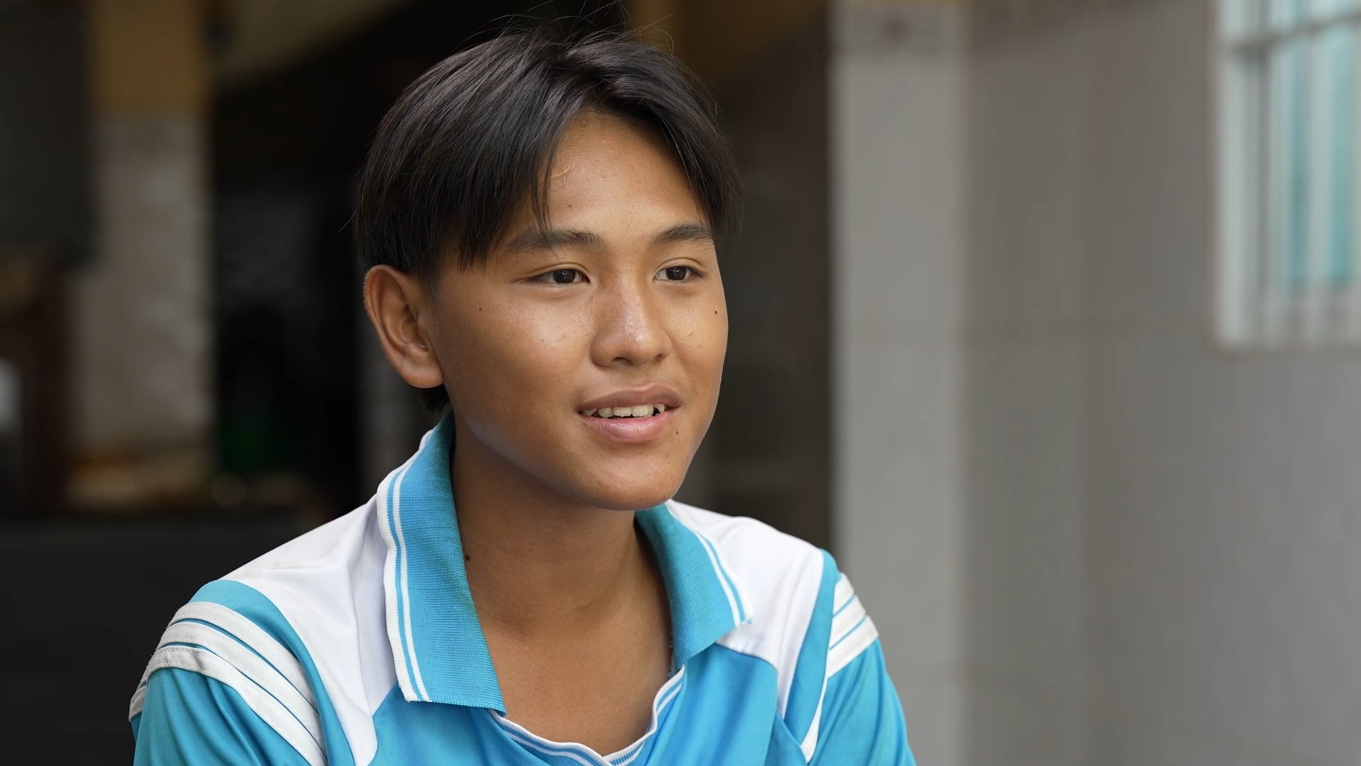 Dù cuộc sống khó khăn, em vẫn luôn mạnh mẽ và lạc quan