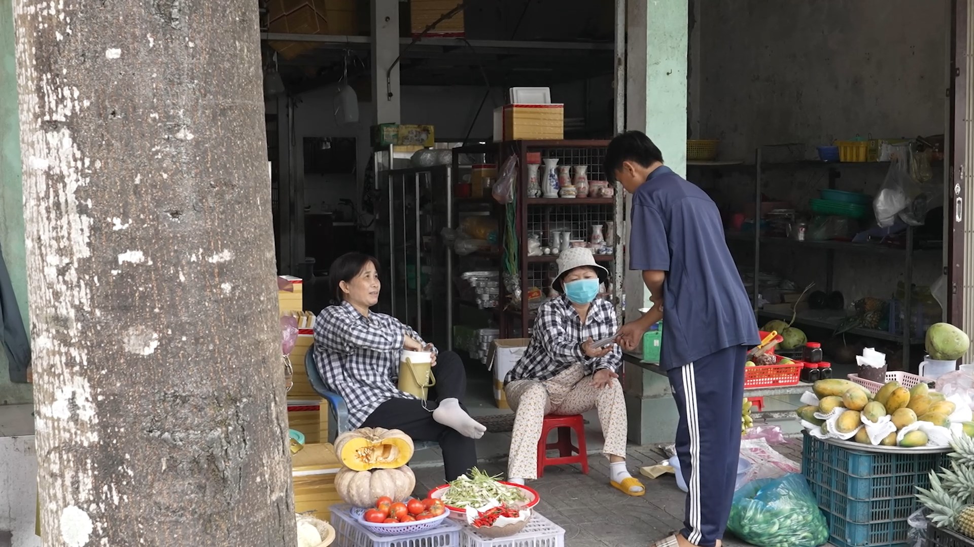 Sau giờ học Vũ thường đi bán vé số để kiếm thêm phụ giúp ông bà