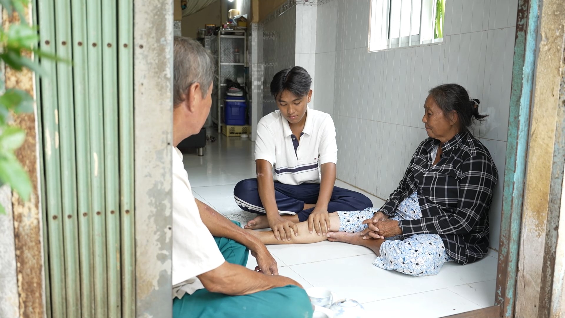 Vũ luôn trân trọng những ngày tháng ở bên ông bà vì em sợ một mai không còn ông bà bên cạnh, em lại bơ vơ.