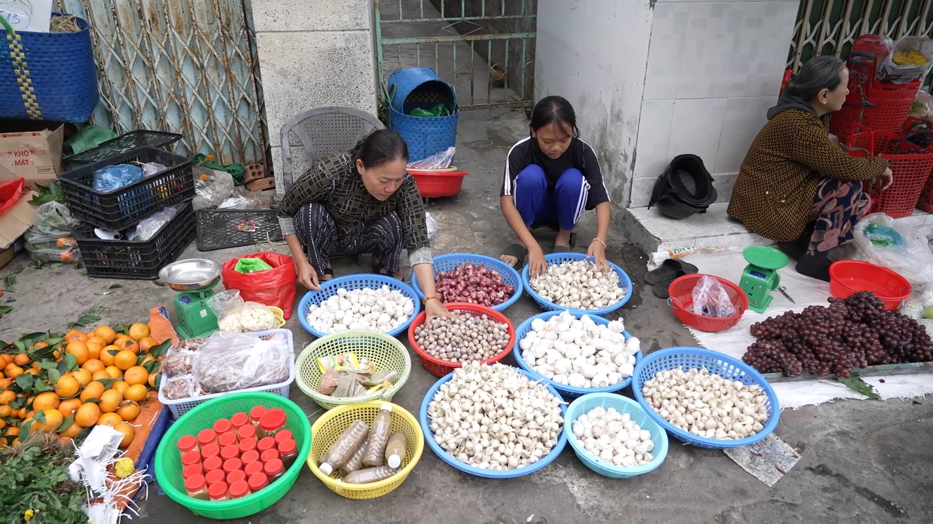 Chị Xuân luôn đau đáu nỗi lo khi không còn đủ sức bươn chải với gánh hành tỏi thì sẽ không có tiền trang trải và lo cho 2 con ăn học