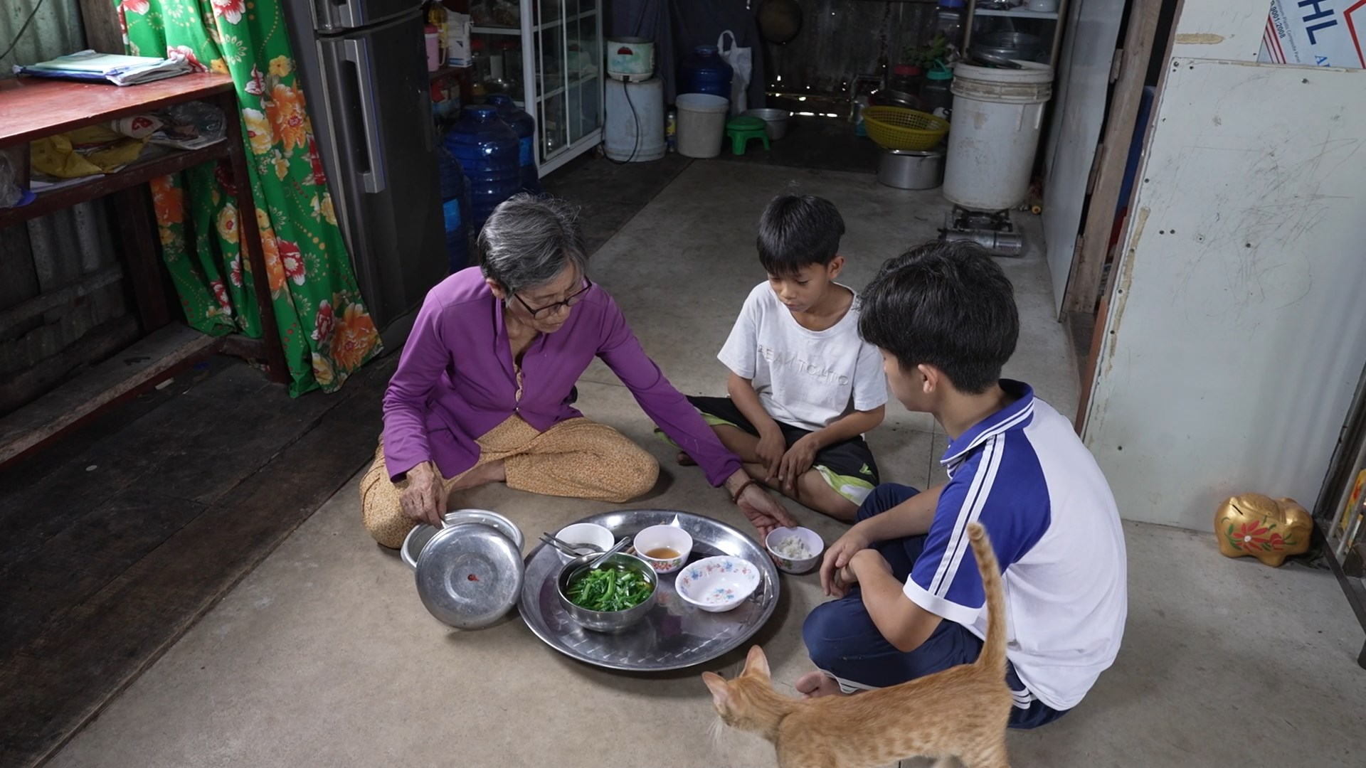 Thiếu thốn tình cảm của cả cha và mẹ, bà ngoại là người nuôi dạy hai anh em Tài suốt nhiều năm qua
