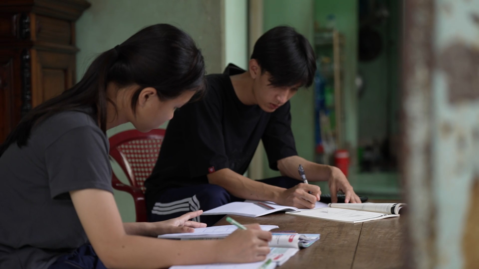 Hiểu được những khó khăn của gia đình, 2 anh em Tuấn và Vân luôn cố gắng học tập để sớm có thể báo hiếu mẹ