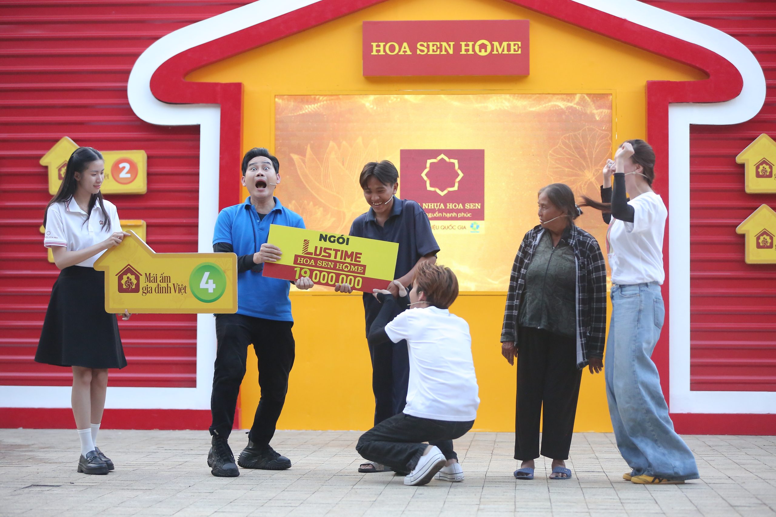 Nụ cười rạng rỡ trên gương mặt nhân vật khi cầm trên tay bảng logo tiền thưởng từ nhà tài trợ