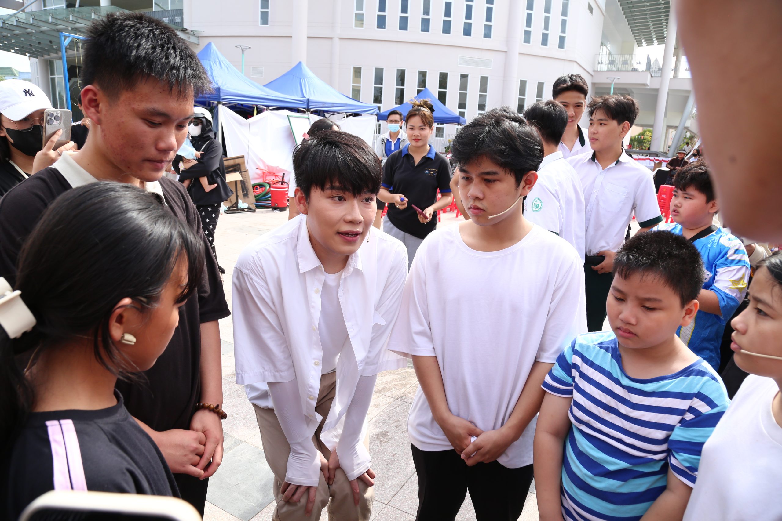 Diễn viên Quang Trung như người anh cả, luôn quan tâm hỏi han và động viên các em nhỏ