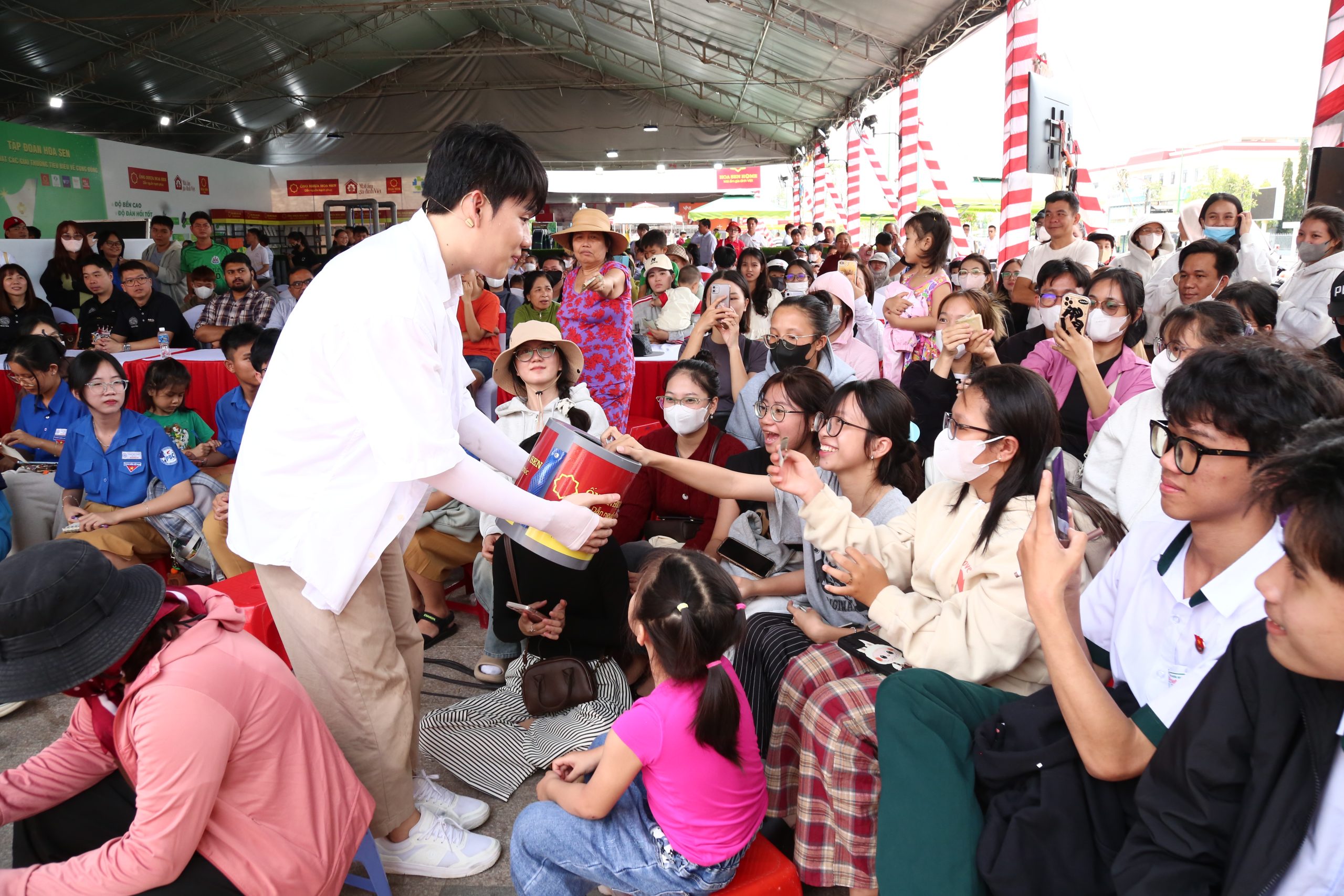 Thay mặt các gia đình, nghệ sĩ khách mời nhận quyên góp từ bà con địa phương