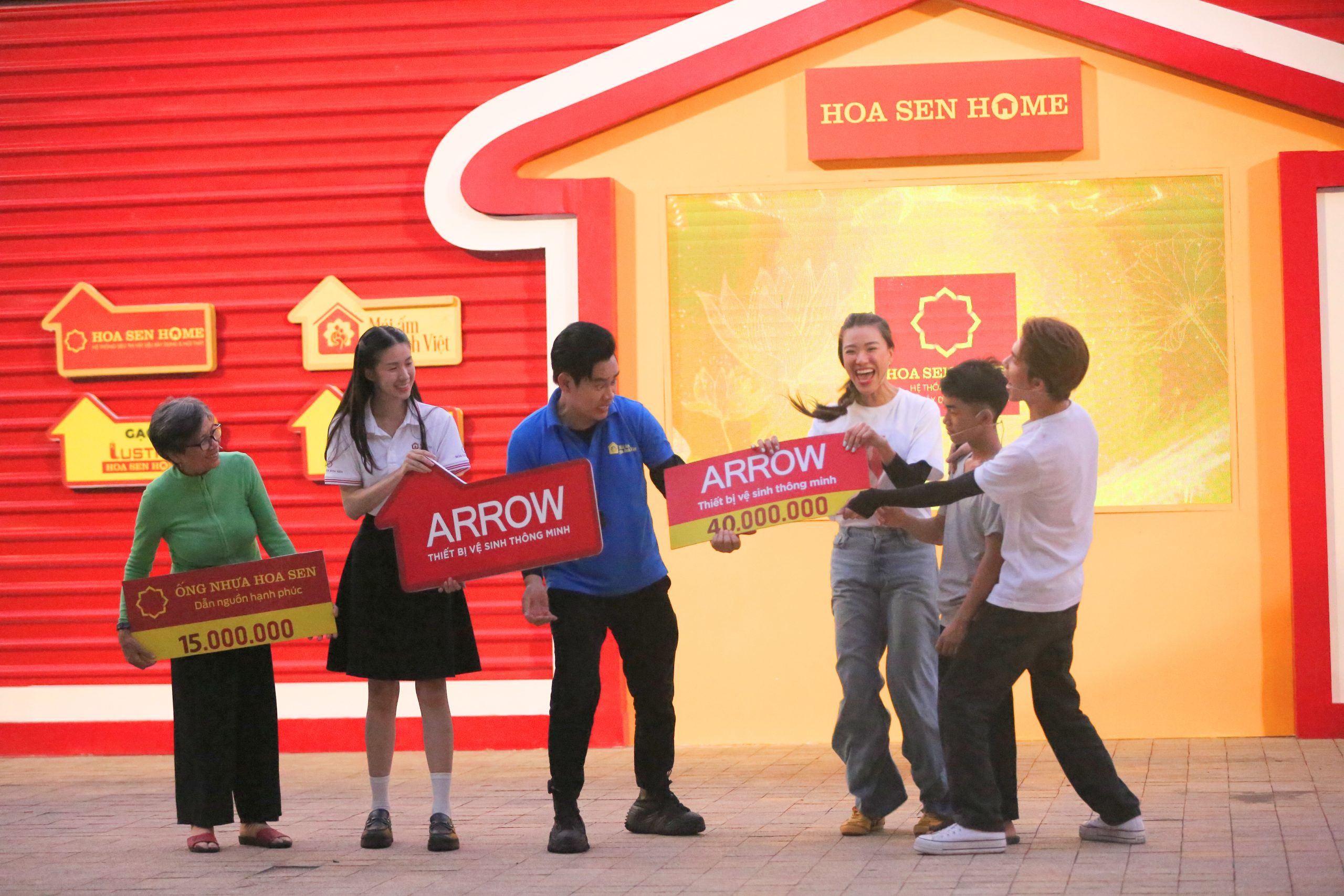 Dương Hồng Phúc, Kim Duyên và Thành Đạt như vỡ òa trước số tiền thưởng mà gia đình em Chí Tài nhận được