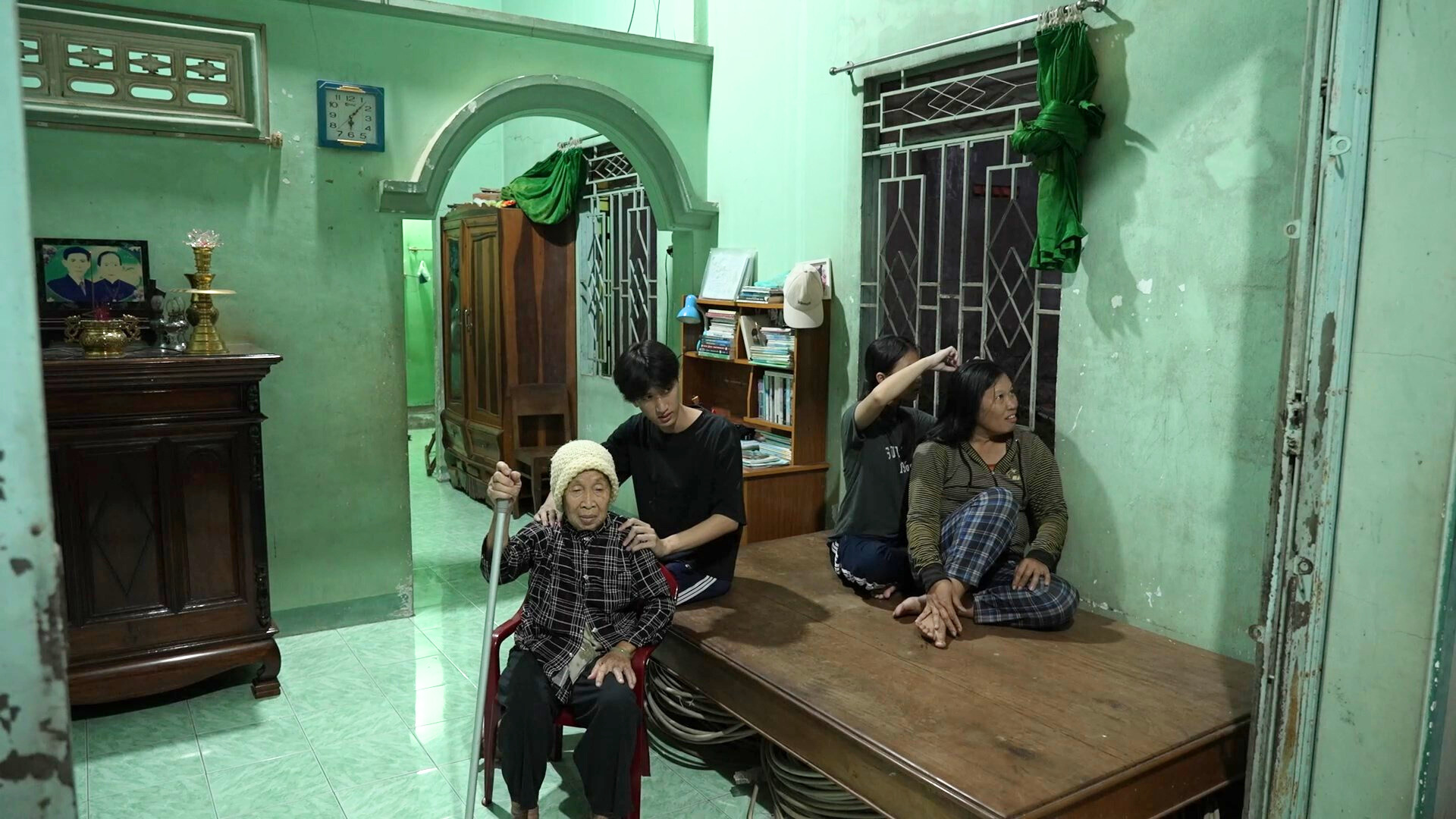 Vắng đi bóng dáng người cha, người trụ cột, gia đình chỉ còn 4 người nương tựa lẫn nhau.