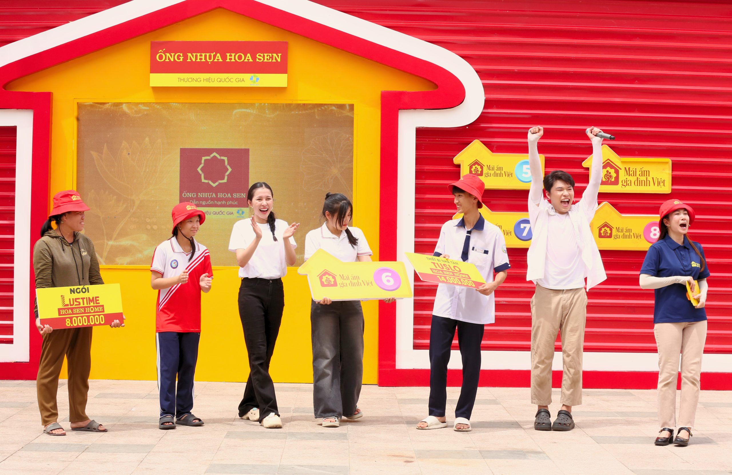 Ngoài số tiền thưởng từ Tập đoàn Hoa Sen, các khán giả và mạnh thường quân tham dự buổi ghi hình cũng đã gửi đến 3 gia đình nhiều phần quà giá trị