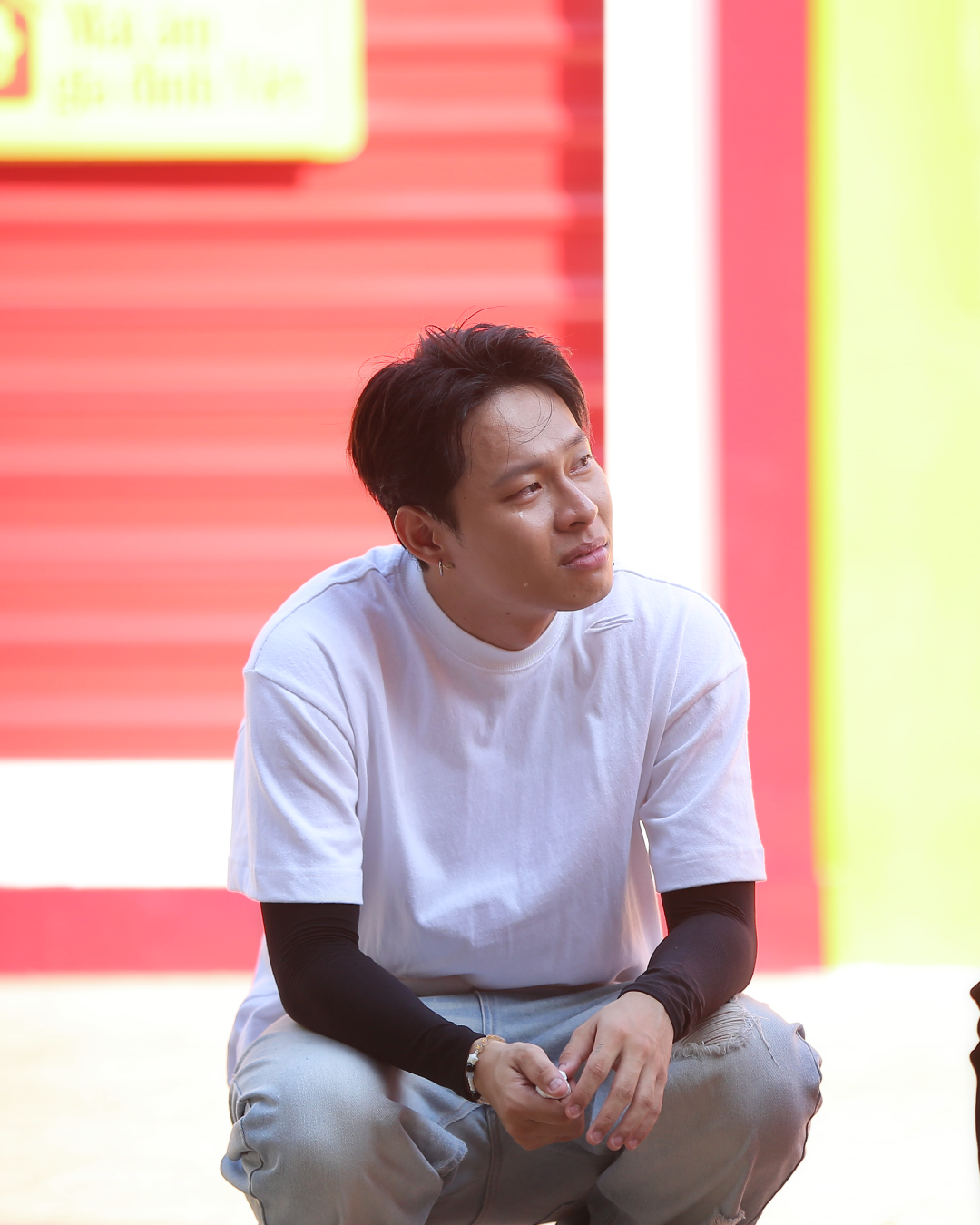 Nước mắt lăn dài trên gương mặt nam rapper HURRYKNG khi chứng kiến sự trưởng thành và thiệt thòi của những em nhỏ mồ côi.