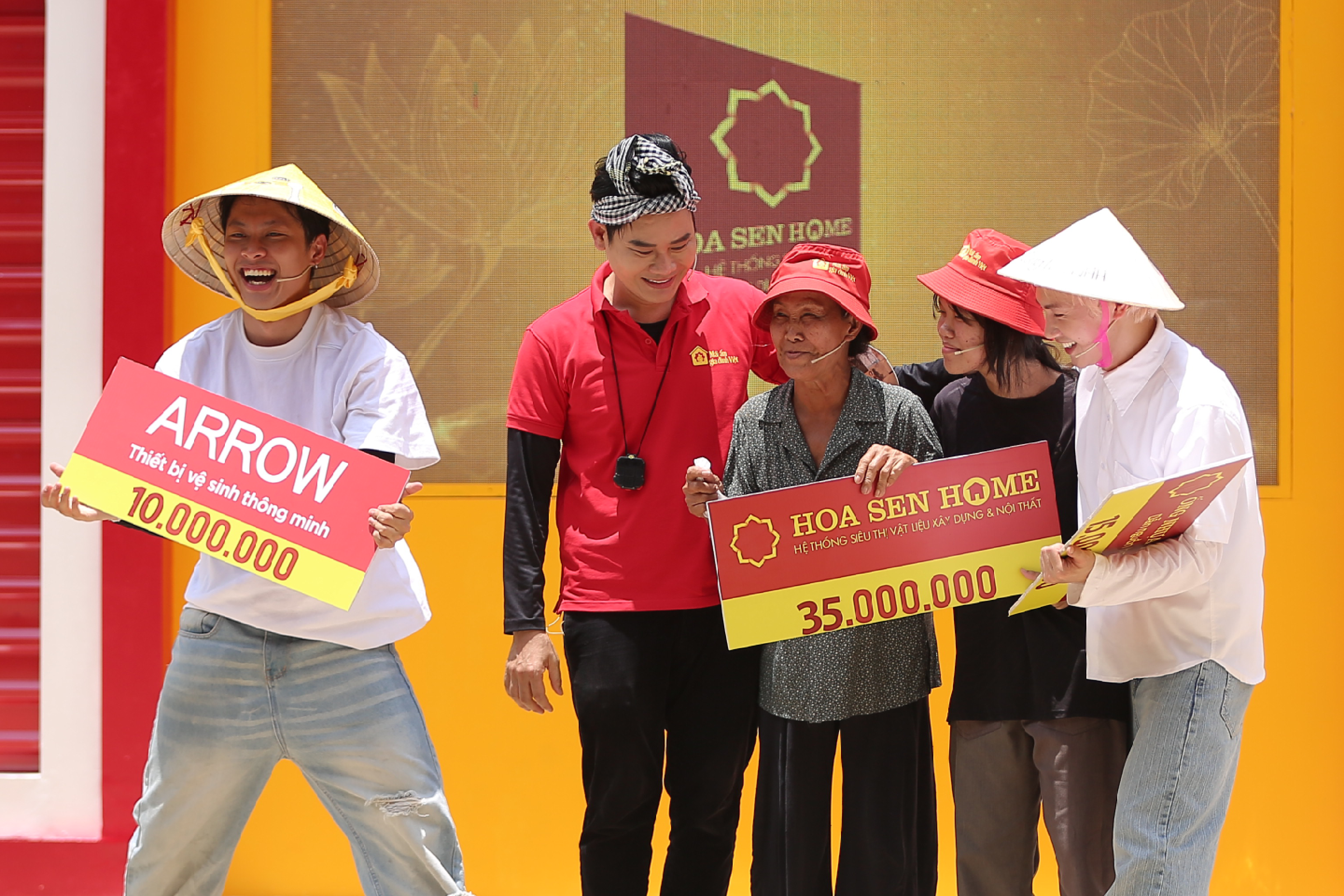 JSOL và HURRYKNG vỡ òa hạnh phúc khi các em nhỏ nhận được phần thưởng giá trị từ chương trình.