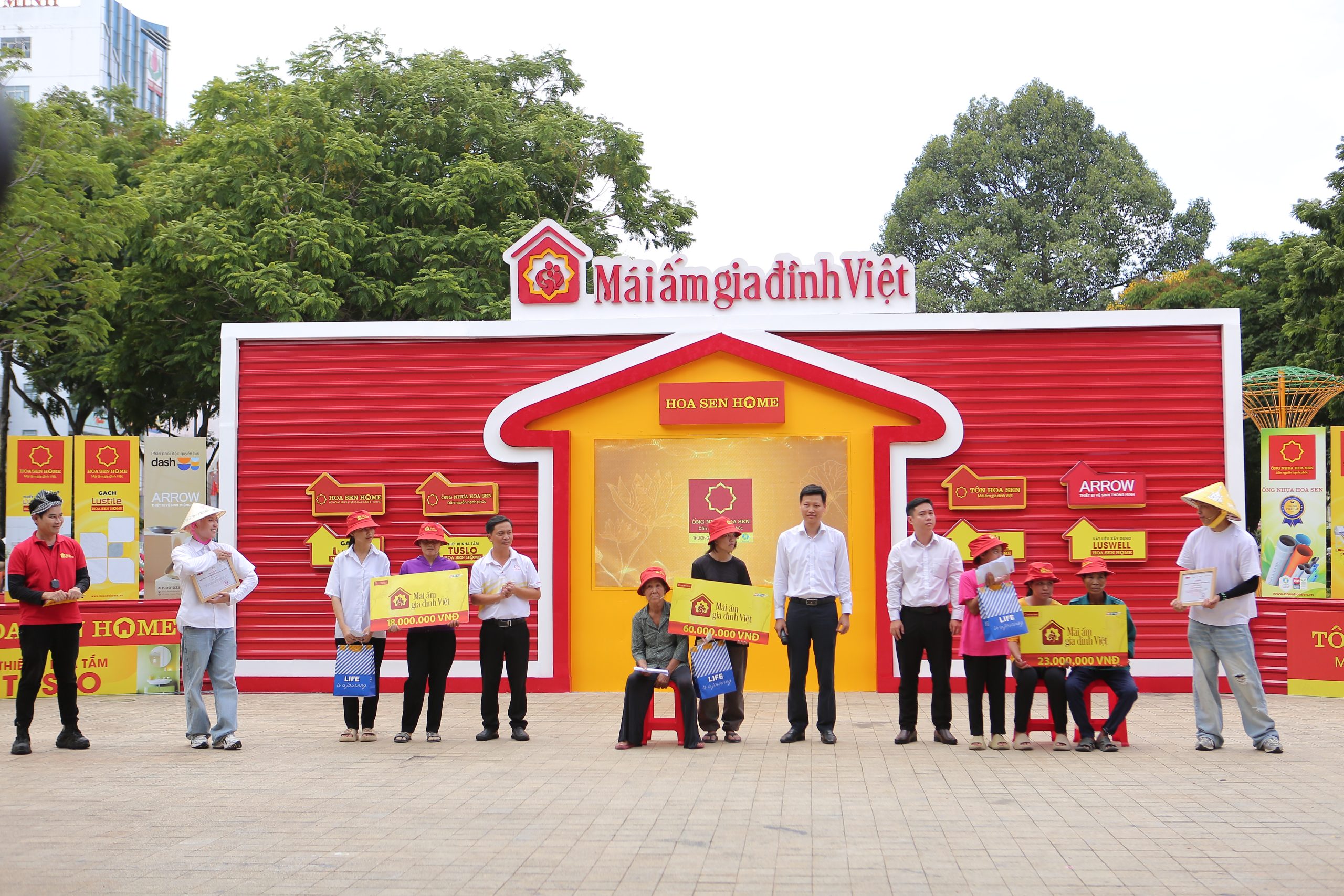 Buổi ghi hình diễn ra trong không khí xúc động, dù nắng gắt ngoài trời nhưng tại sân khấu là những trái tim cùng đập nhịp yêu thương.