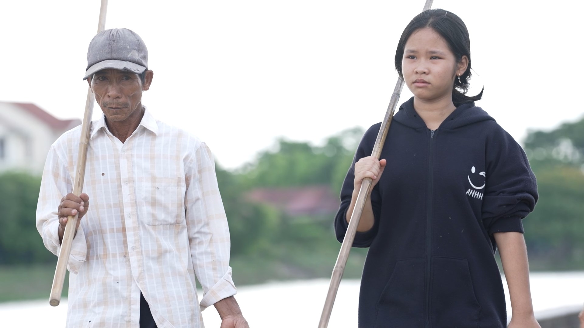 Em Bảo Khánh phụ giúp công việc nhà sau giờ học. Em luôn cố gắng đỡ đần gia đình trong khả năng của mình.