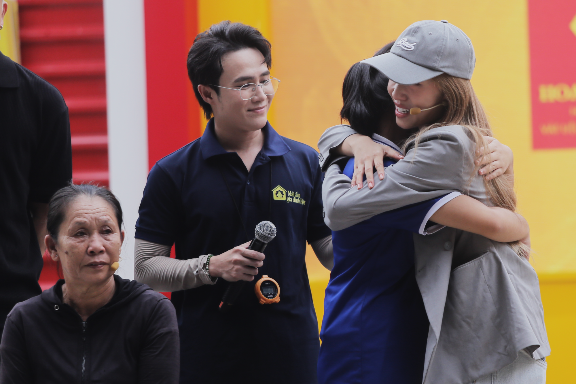 Ca sĩ Emily ôm chặt Bảo Khánh, trao gửi yêu thương và động viên em vượt qua nghịch cảnh.