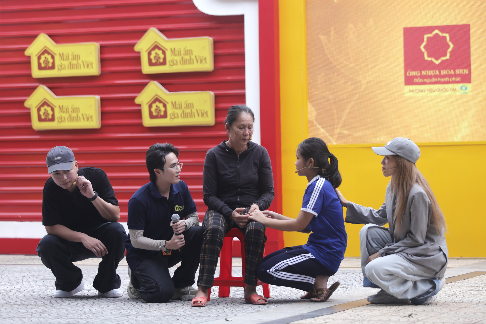 Em Khánh rơm rớm nước mắt khi kể về nỗi lo sợ mất đi những người thân bên cạnh.