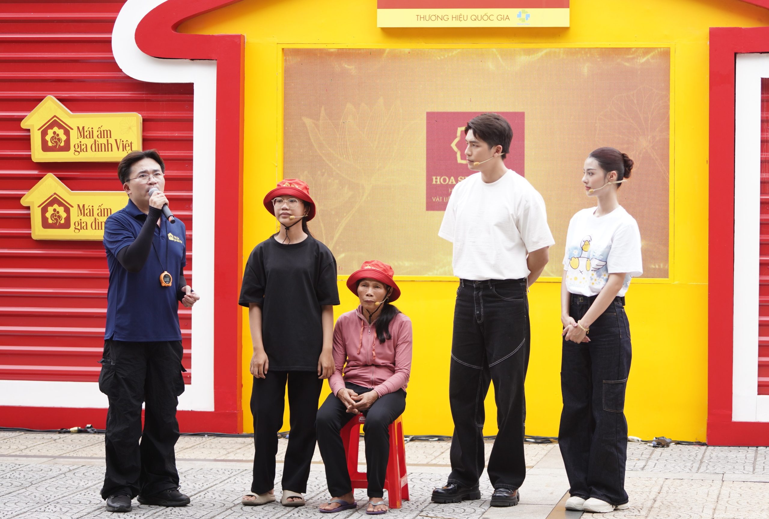 MC Đại Nghĩa nghẹn ngào khi nghe em Nhi chia sẻ về tuổi thơ không biết mặt cha và khát khao học đại học để thay đổi cuộc sống cho hai mẹ con.