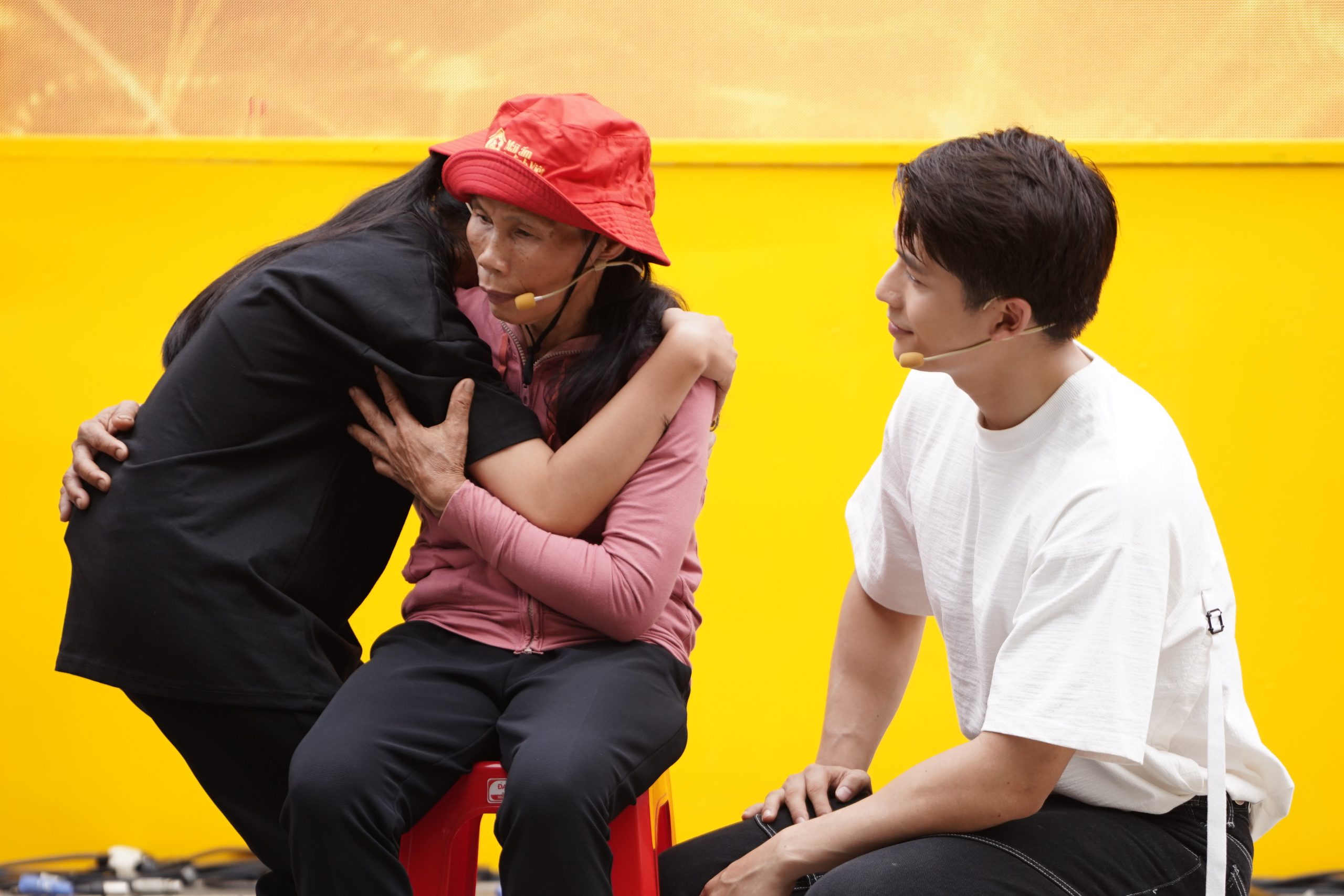 Yến Nhi bật khóc khi chia sẻ điều ước giản dị: “Con chỉ muốn tặng mẹ một chiếc áo màu hồng, mong mẹ vui hơn và cuộc sống tươi sáng hơn.”