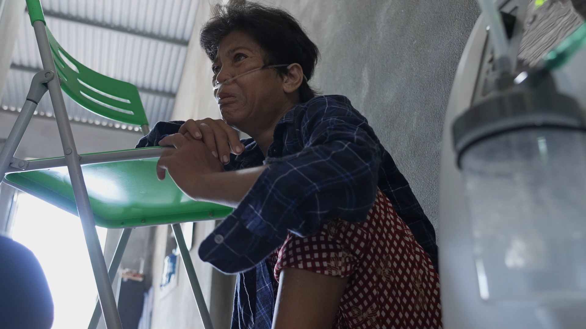 Chị Thủy ngồi lặng lẽ, ánh mắt trĩu nặng lo toan về những lần chạy thận, về tương lai con gái sau này nếu chẳng may mình không còn.