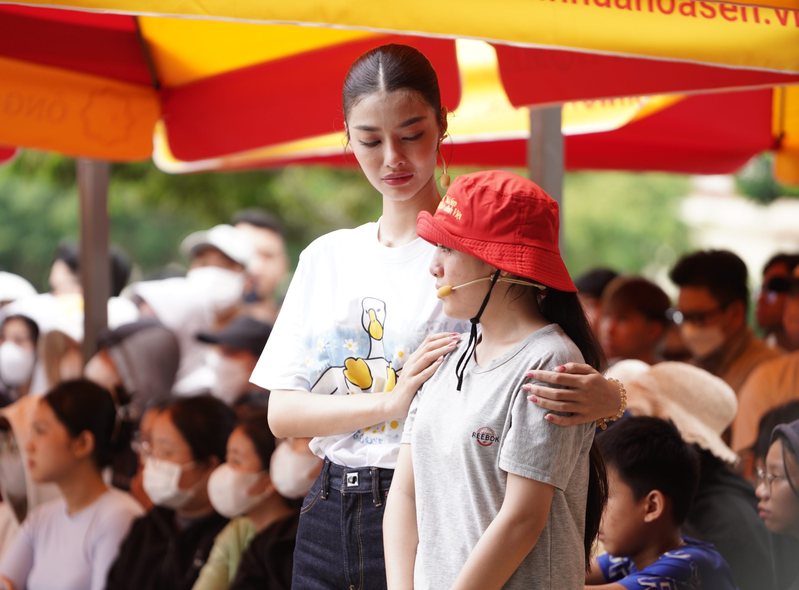 Á hậu Kiều Loan đứng cạnh Bảo Châu, bật khóc và chia sẻ: “Không thể tưởng tượng nếu mình ở trong hoàn cảnh em.”