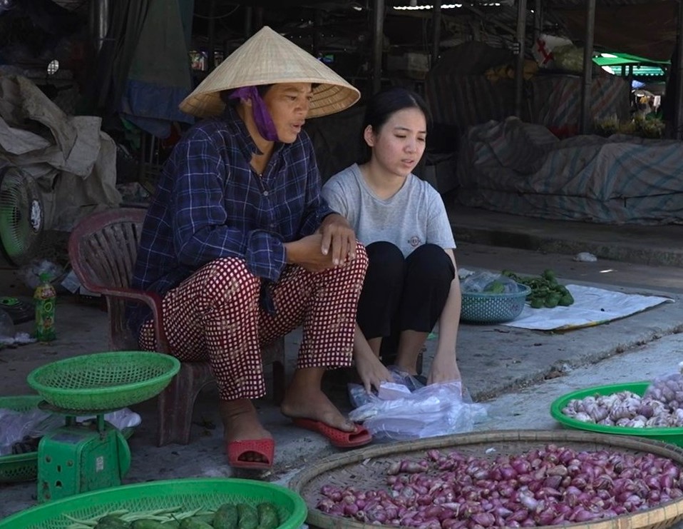 Chị Đỗ Thị Thủy, mẹ em Bảo Châu gầy yếu, mệt mỏi vì căn bệnh suy thận giai đoạn cuối, vẫn cố gắng bươn chải từng ngày để nuôi con ăn học.