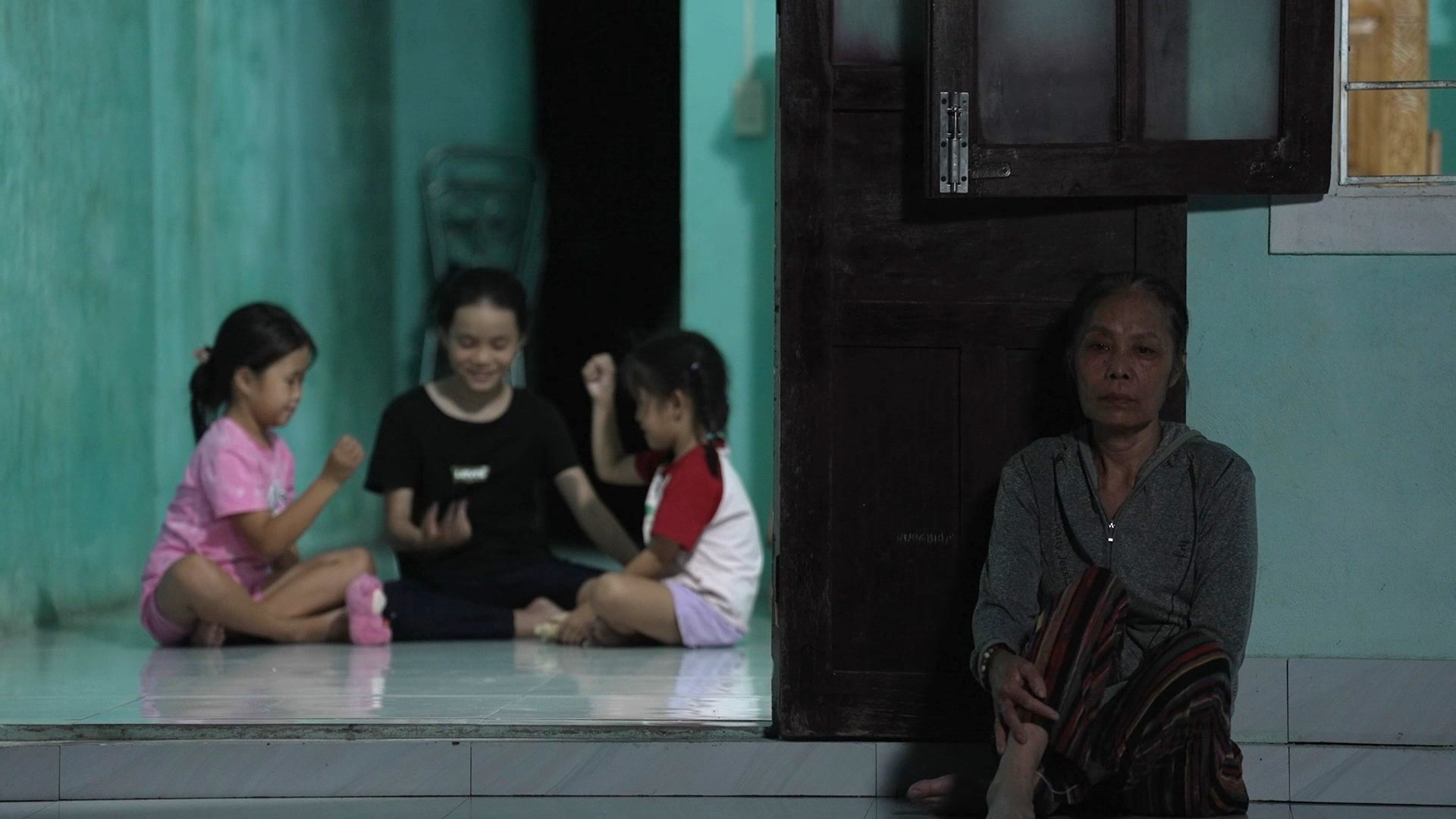 Bà Lãnh cùng đôi mắt chất chứa nỗi lo sâu sắc về tương lai bấp bênh của các cháu đáng thương.