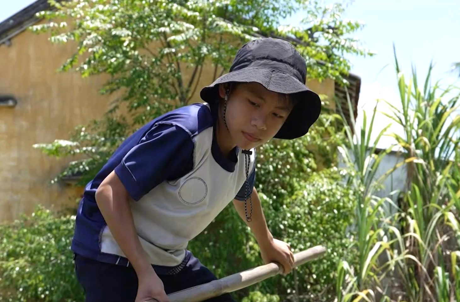 Tuổi còn nhỏ nhưng Thi Văn Nam đã sớm gánh vác việc nhà, trở thành chỗ dựa tinh thần và đôi mắt cho người mẹ khiếm thị.